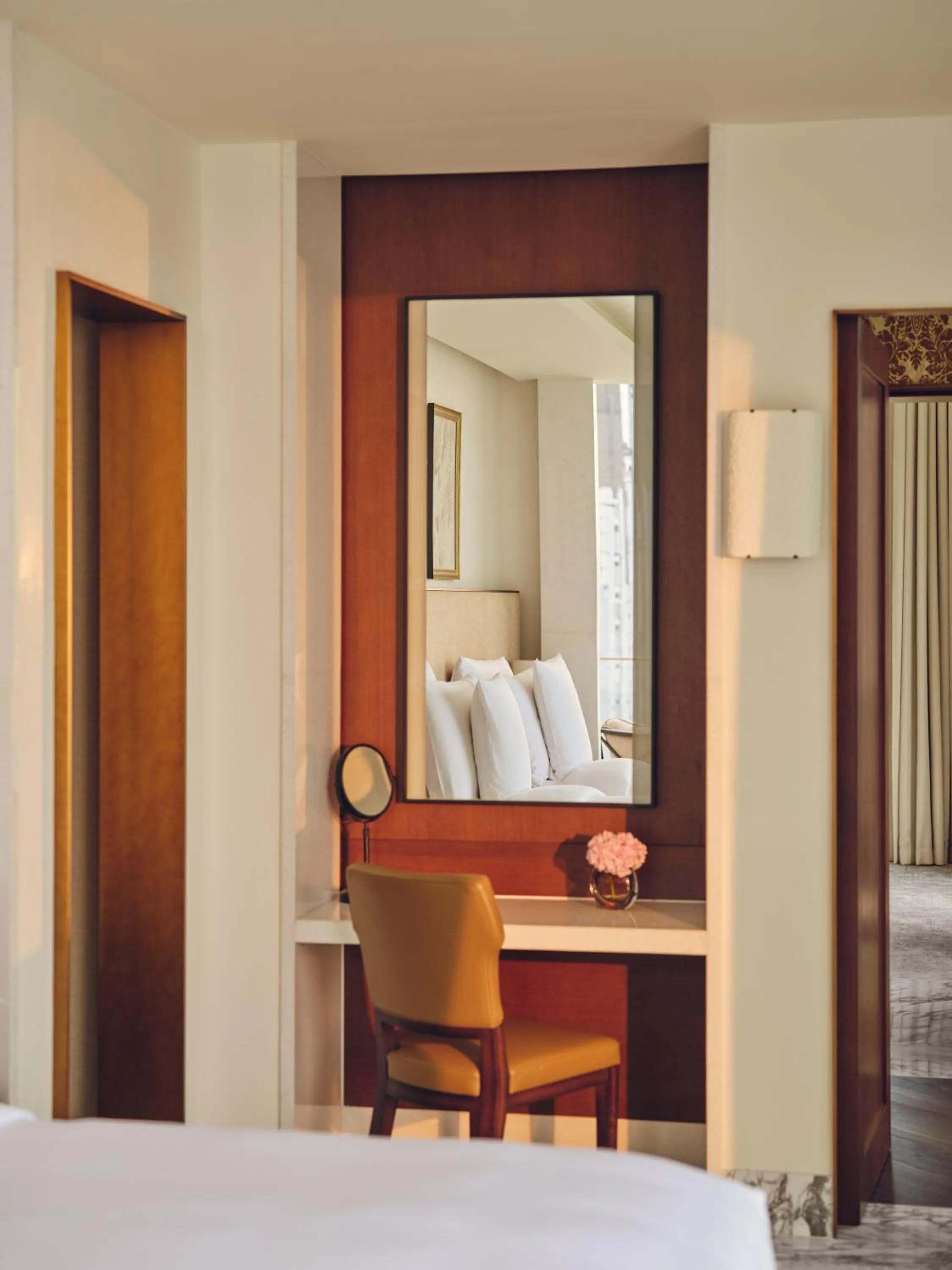 Bedroom, Bed in The Lana - Dorchester Collection