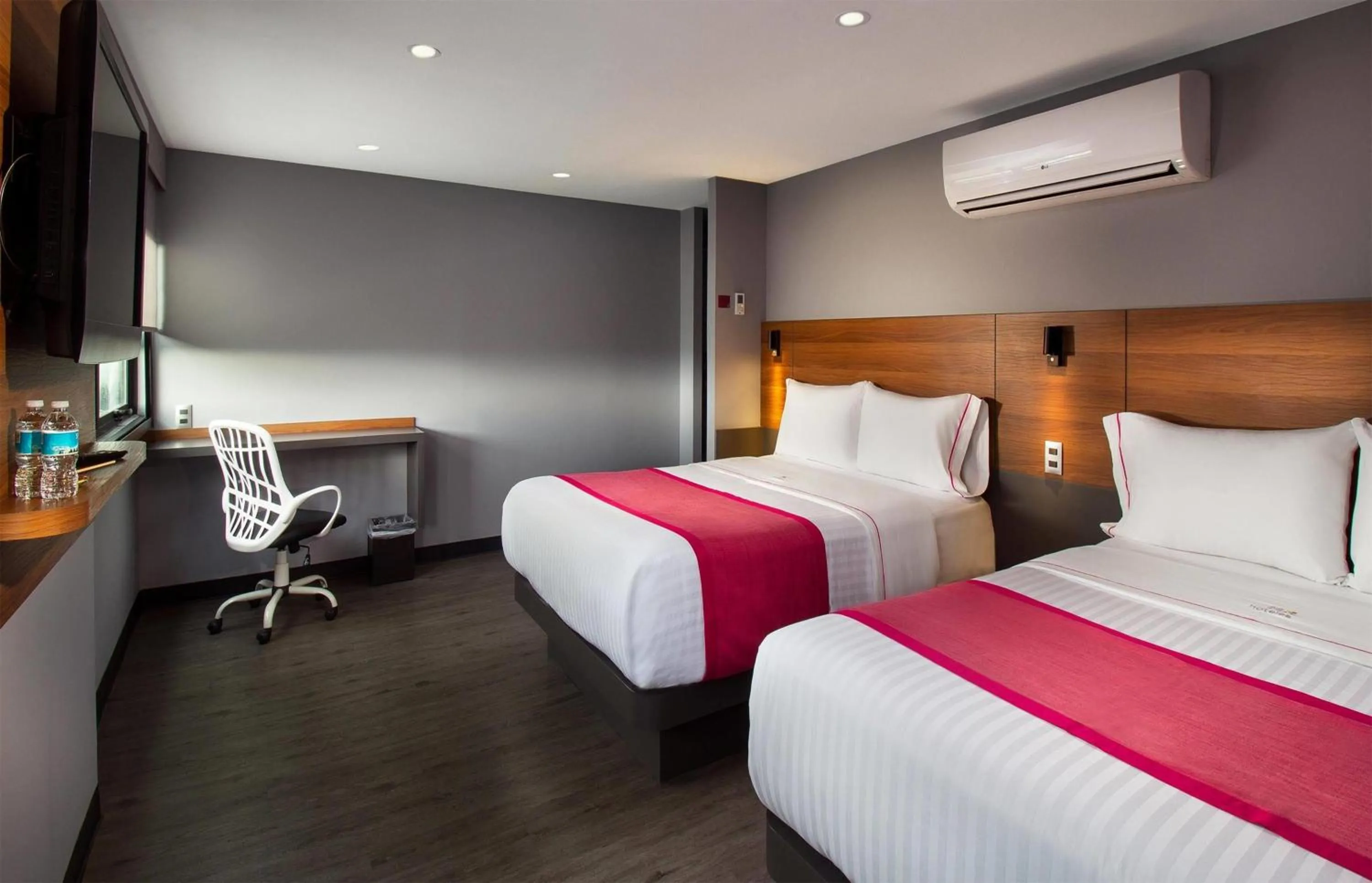 Photo of the whole room, Bed in Hotel MX aeropuerto CDMX, Trademark Collection by Wyndham