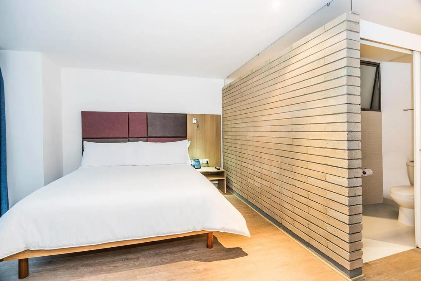 Bathroom, Bed in Hotel Viaggio Teleport City Suites