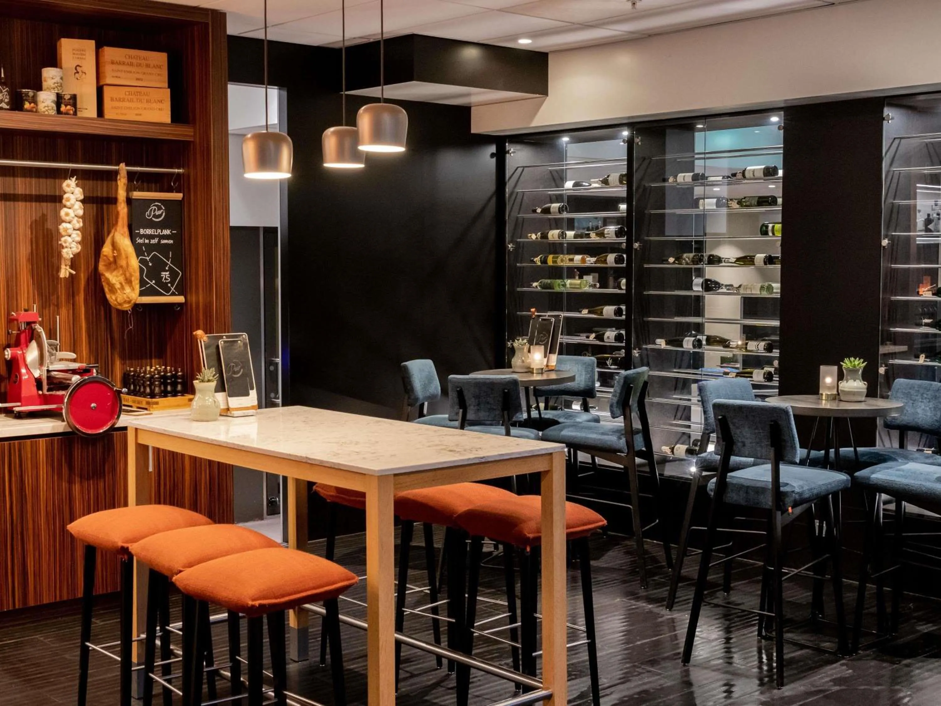 Lounge or bar in Mercure Hotel Tilburg Centrum