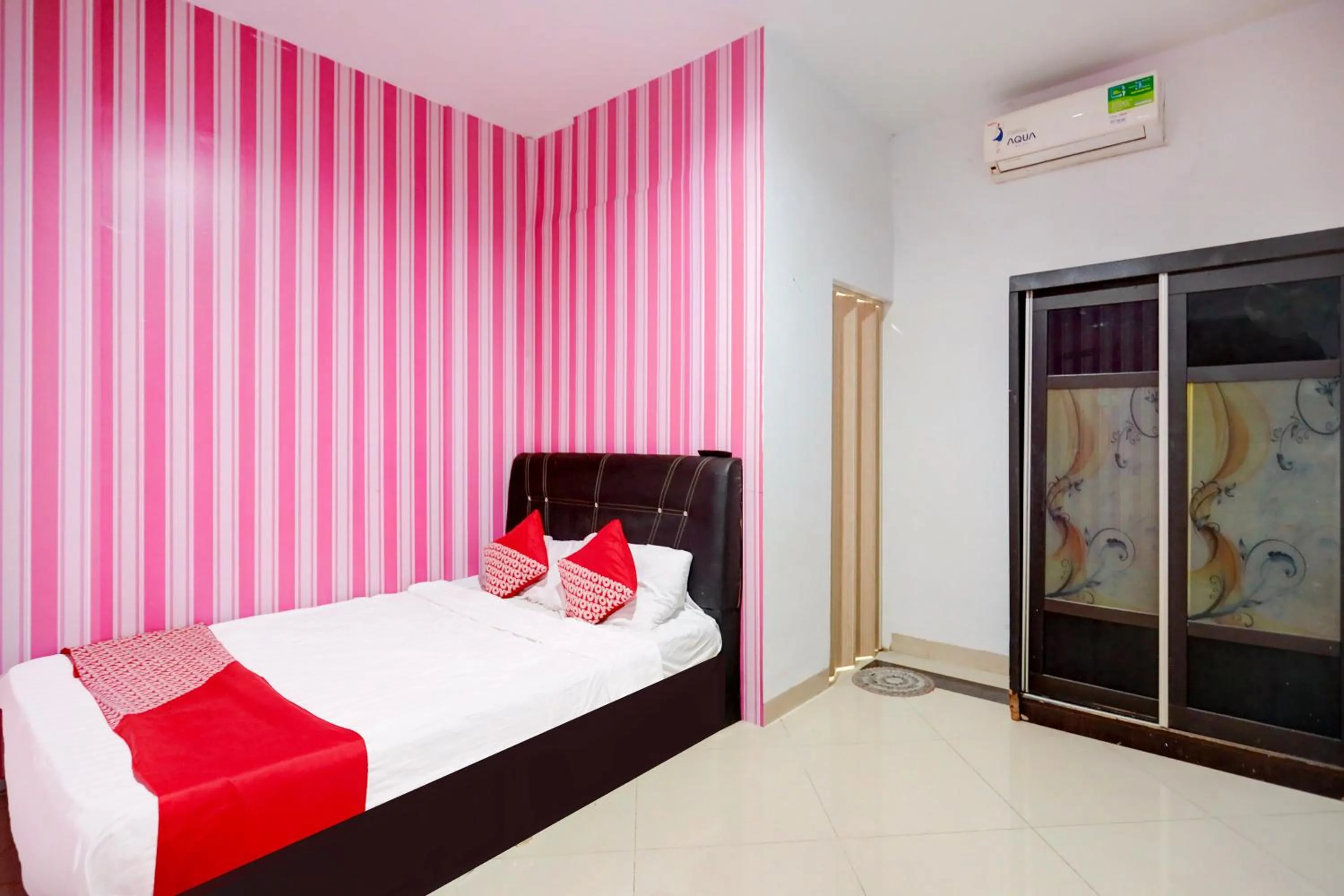 Bedroom in Hotel O Happy 777