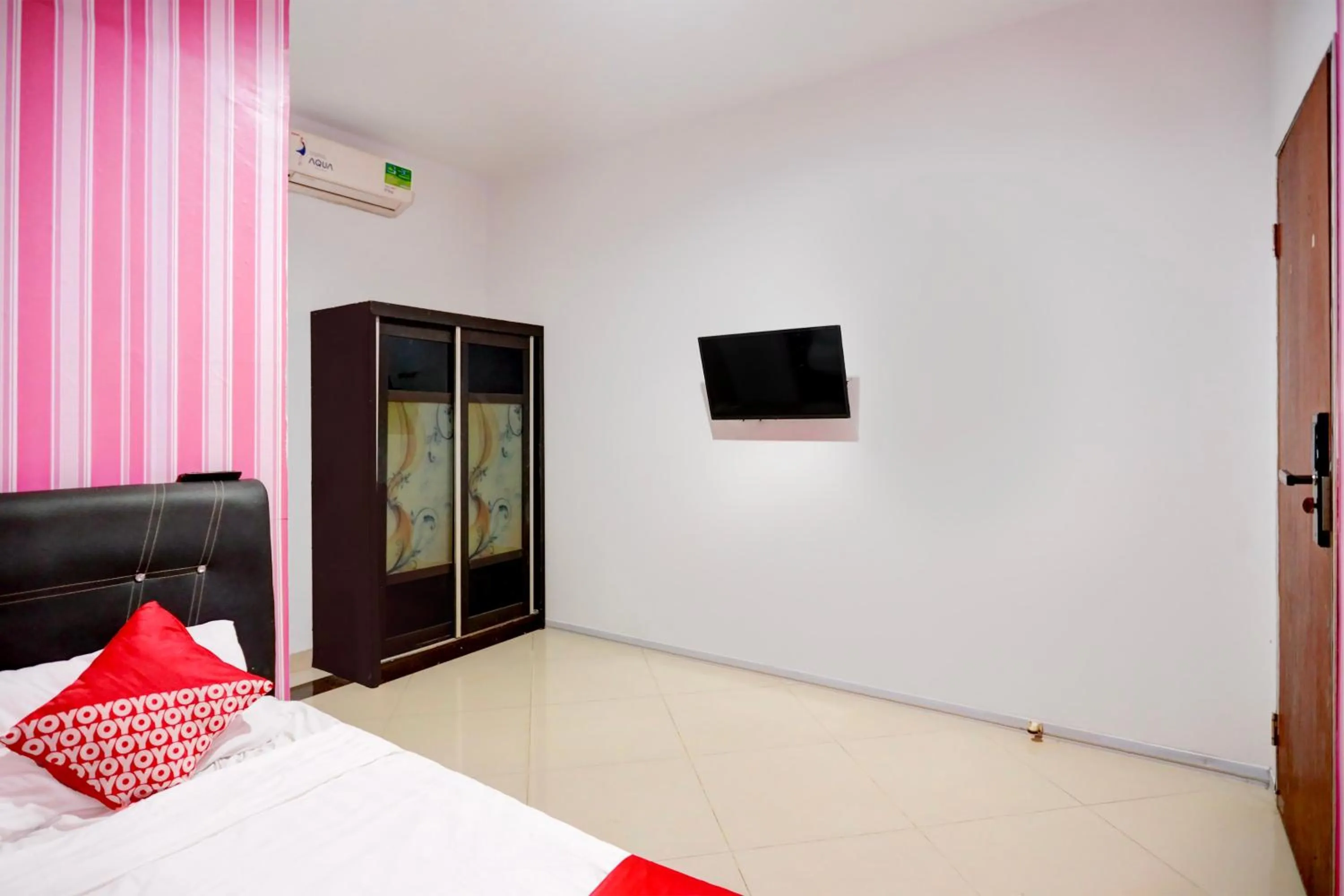 Bedroom in Hotel O Happy 777