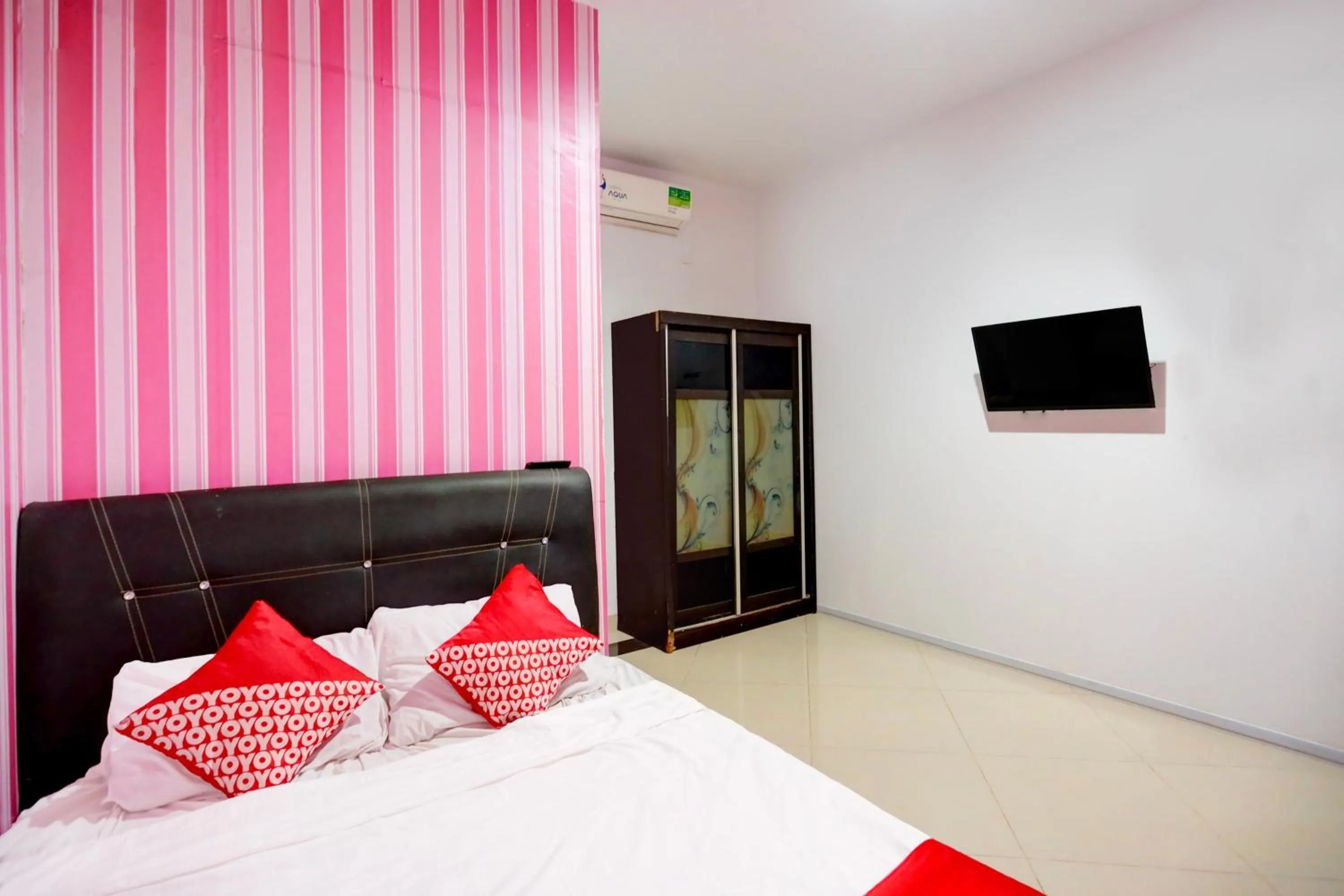 Bedroom in Hotel O Happy 777