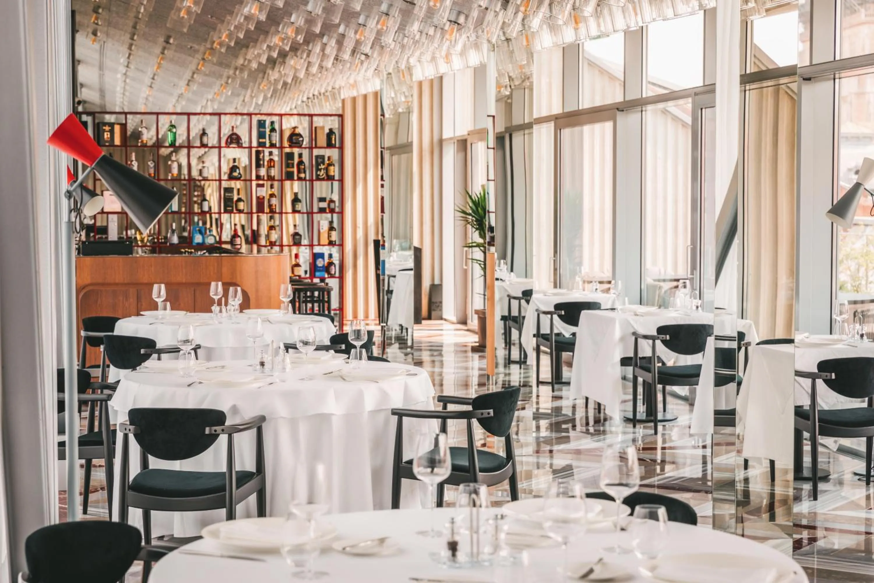 Restaurant/places to eat in Met Boutique Hotel