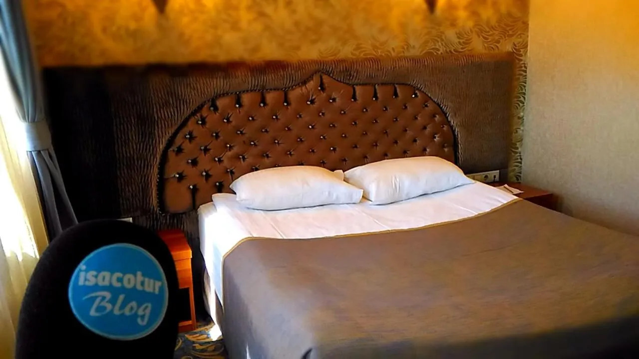 Bed in SARR TAC MAHAL HOTEl