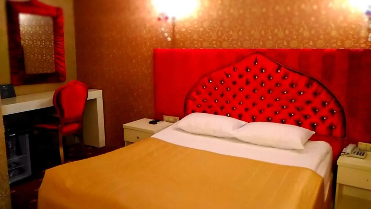 Bed in SARR TAC MAHAL HOTEl