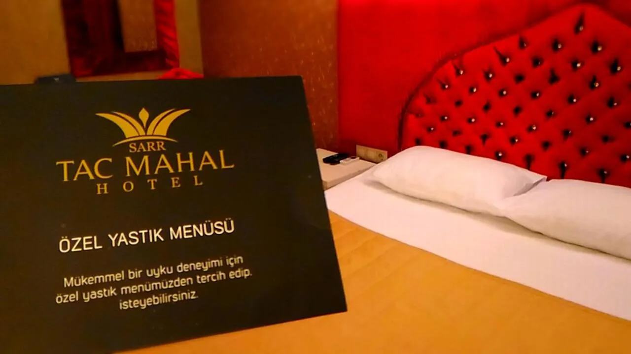 Bed in SARR TAC MAHAL HOTEl