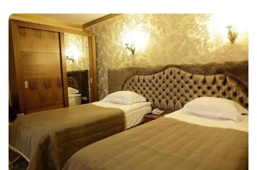 Bed in SARR TAC MAHAL HOTEl