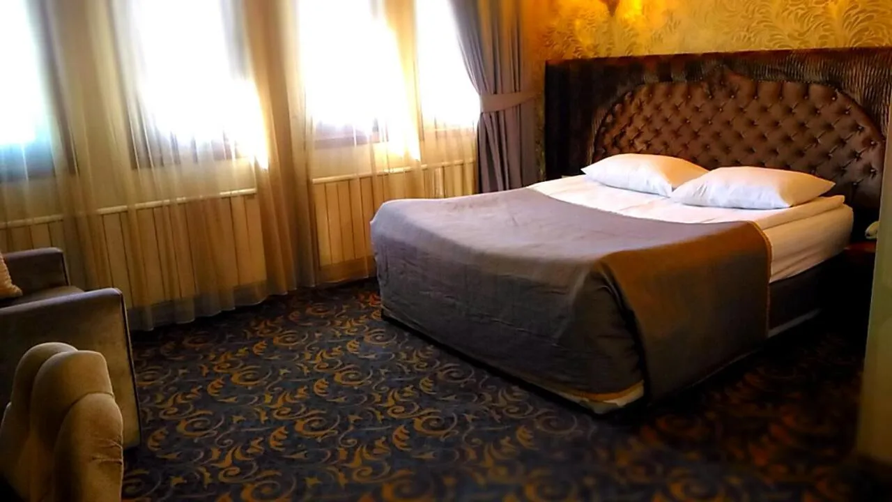 Bed in SARR TAC MAHAL HOTEl