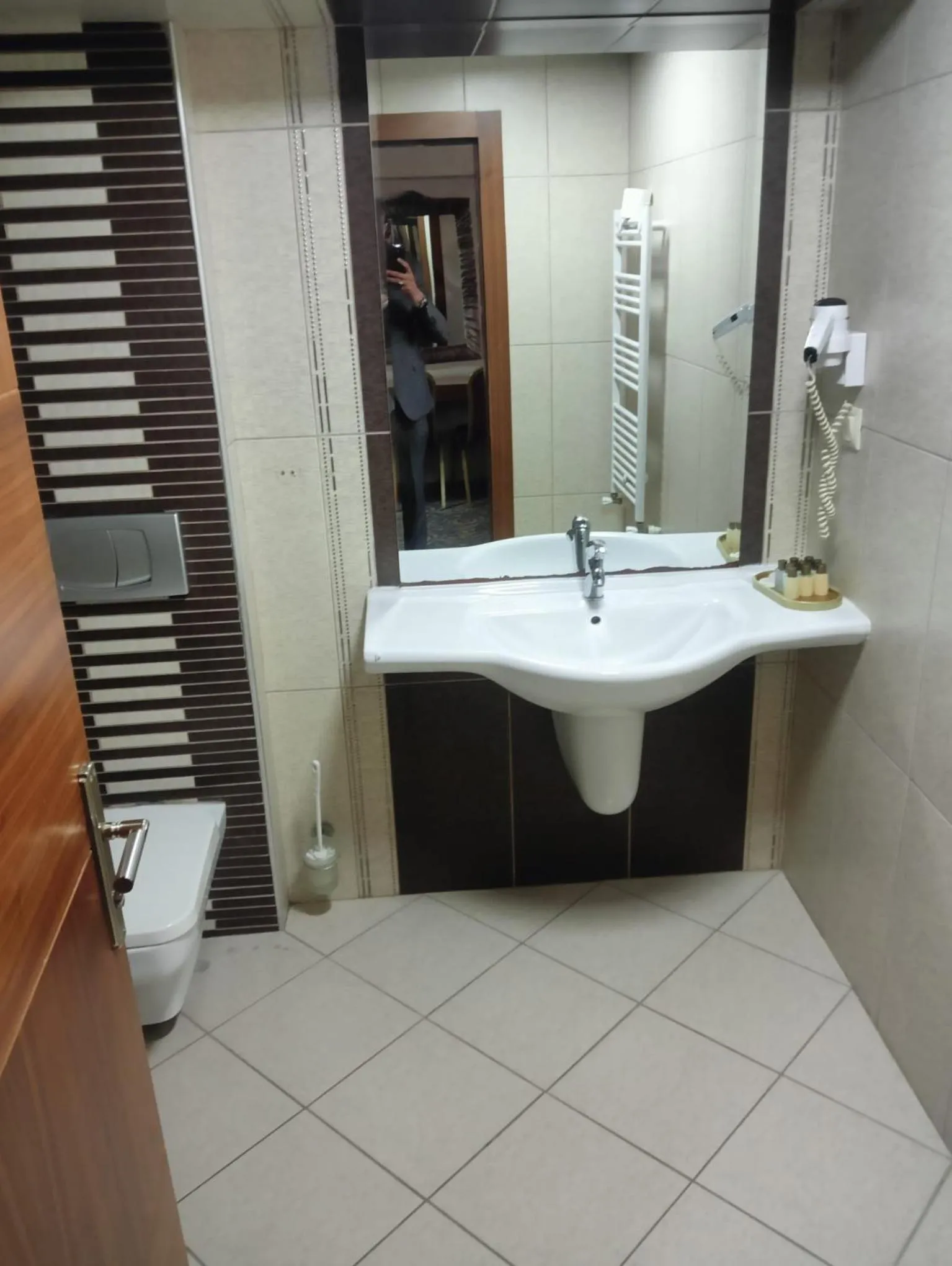 Bathroom in SARR TAC MAHAL HOTEl