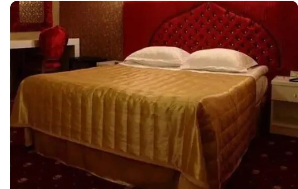 Bed in SARR TAC MAHAL HOTEl