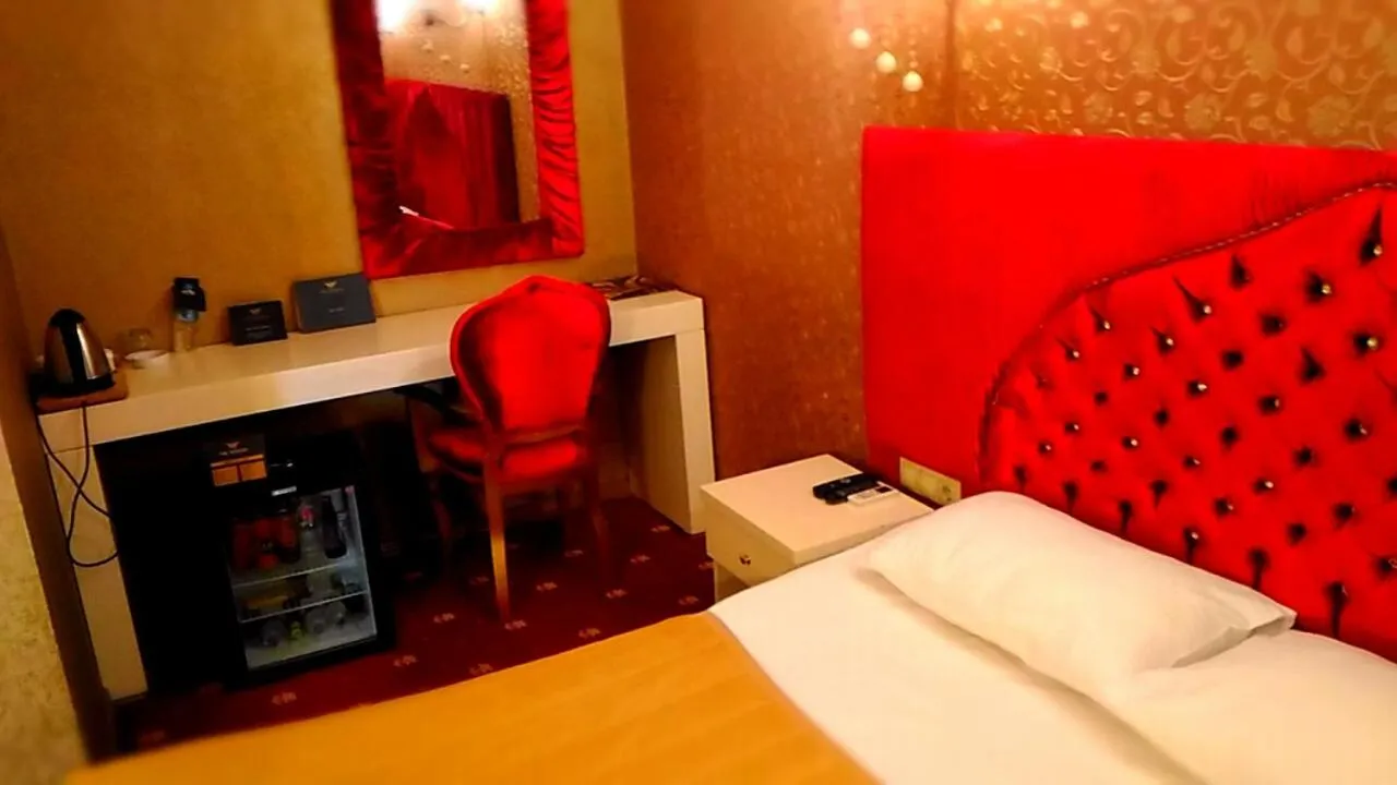 Bed in SARR TAC MAHAL HOTEl