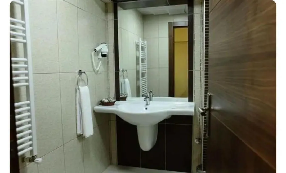 SARR TAC MAHAL HOTEl