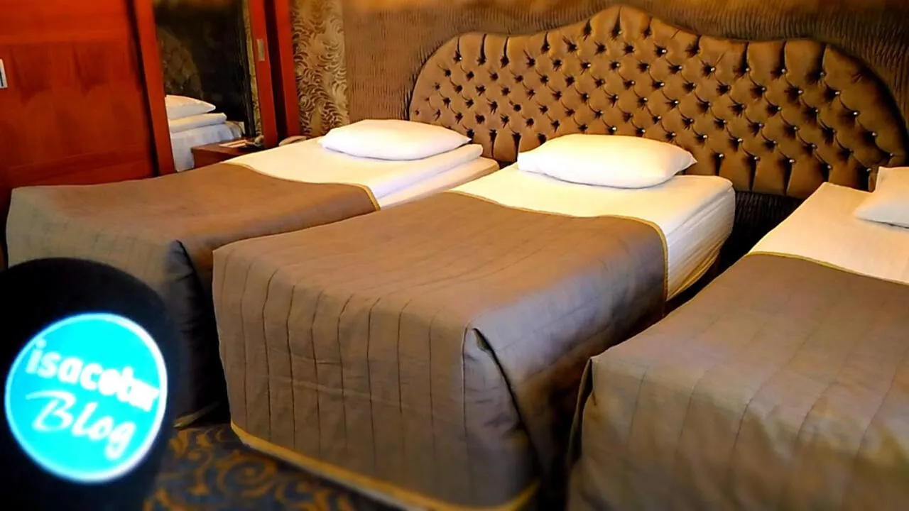 Bed in SARR TAC MAHAL HOTEl