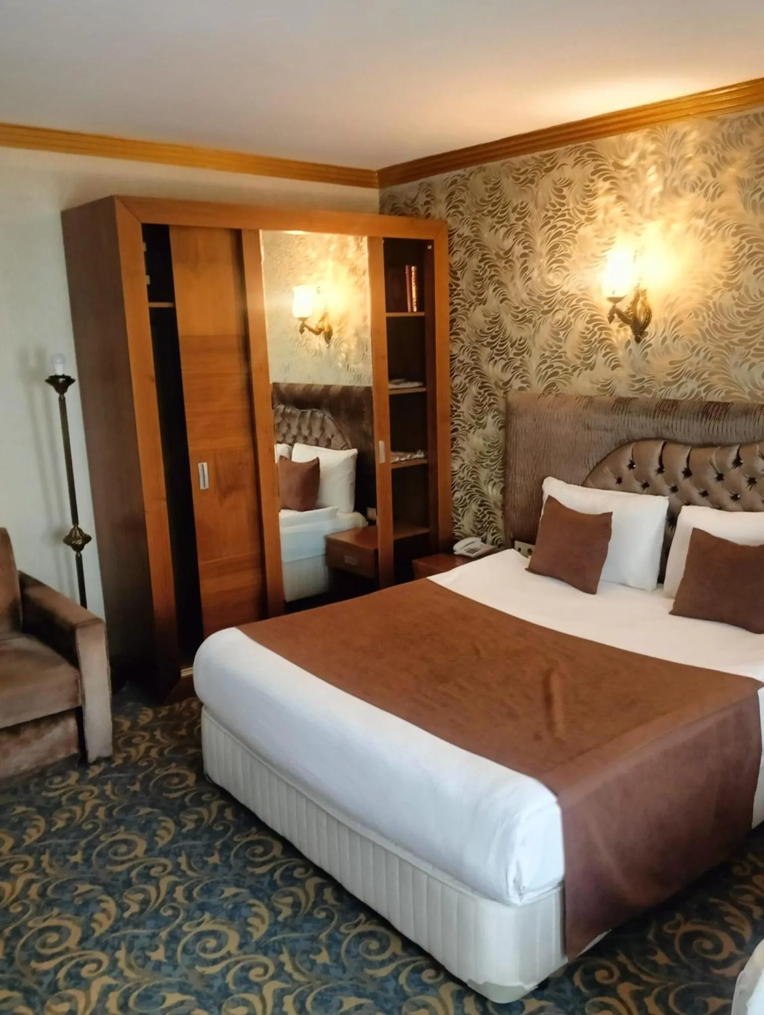 Bed in SARR TAC MAHAL HOTEl