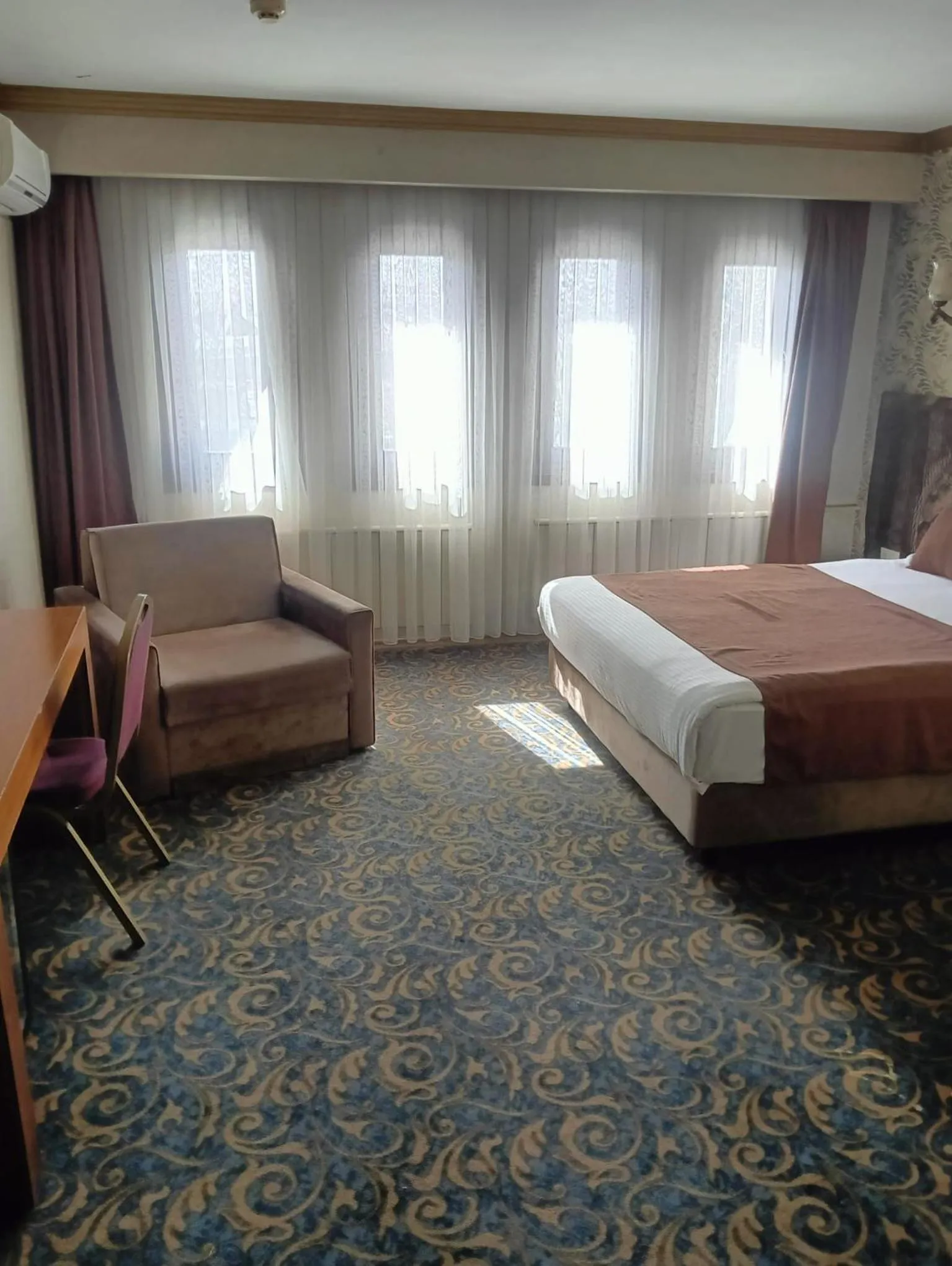 Bed in SARR TAC MAHAL HOTEl