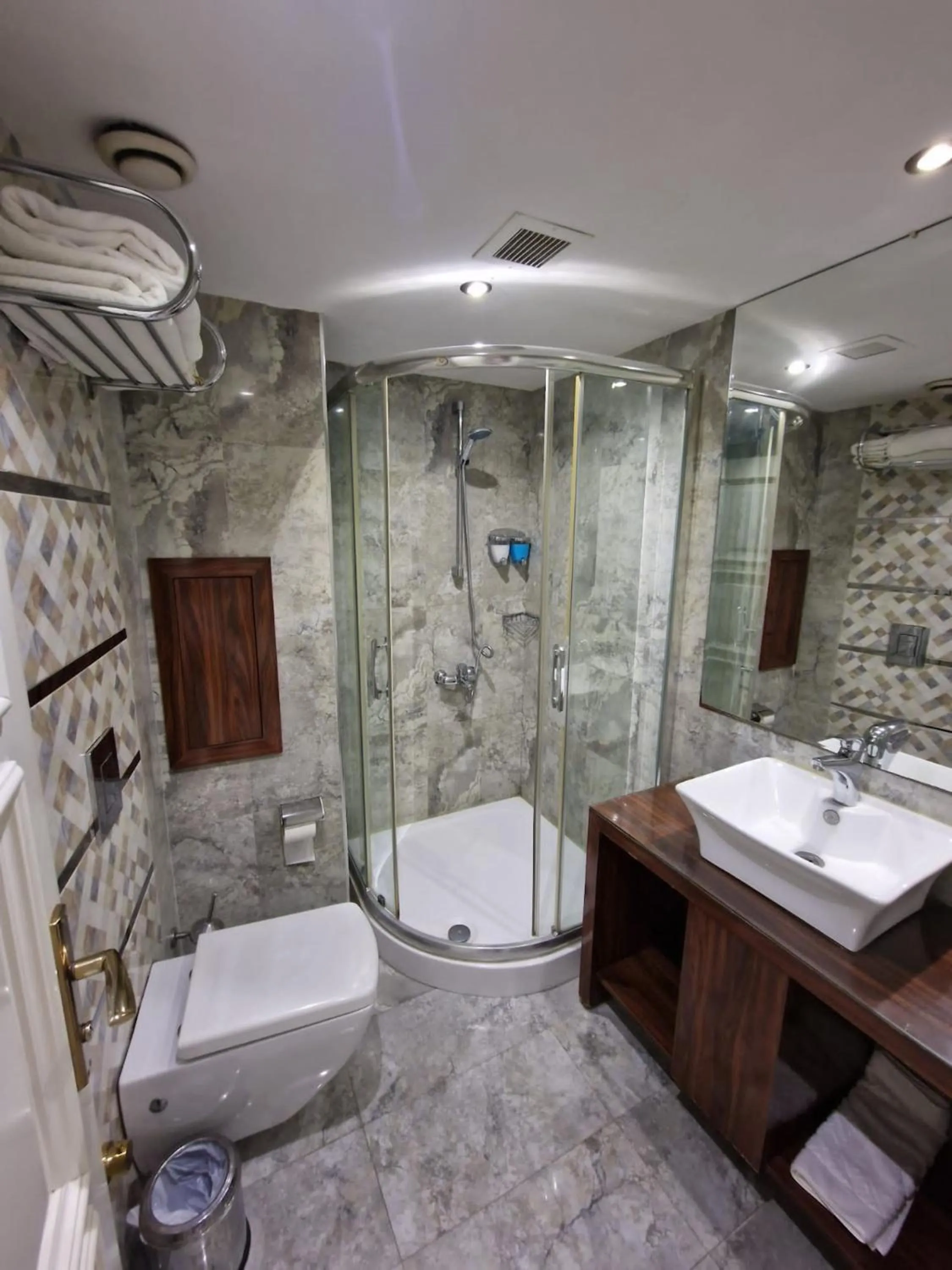 Shower in Sahra Airport Hotel