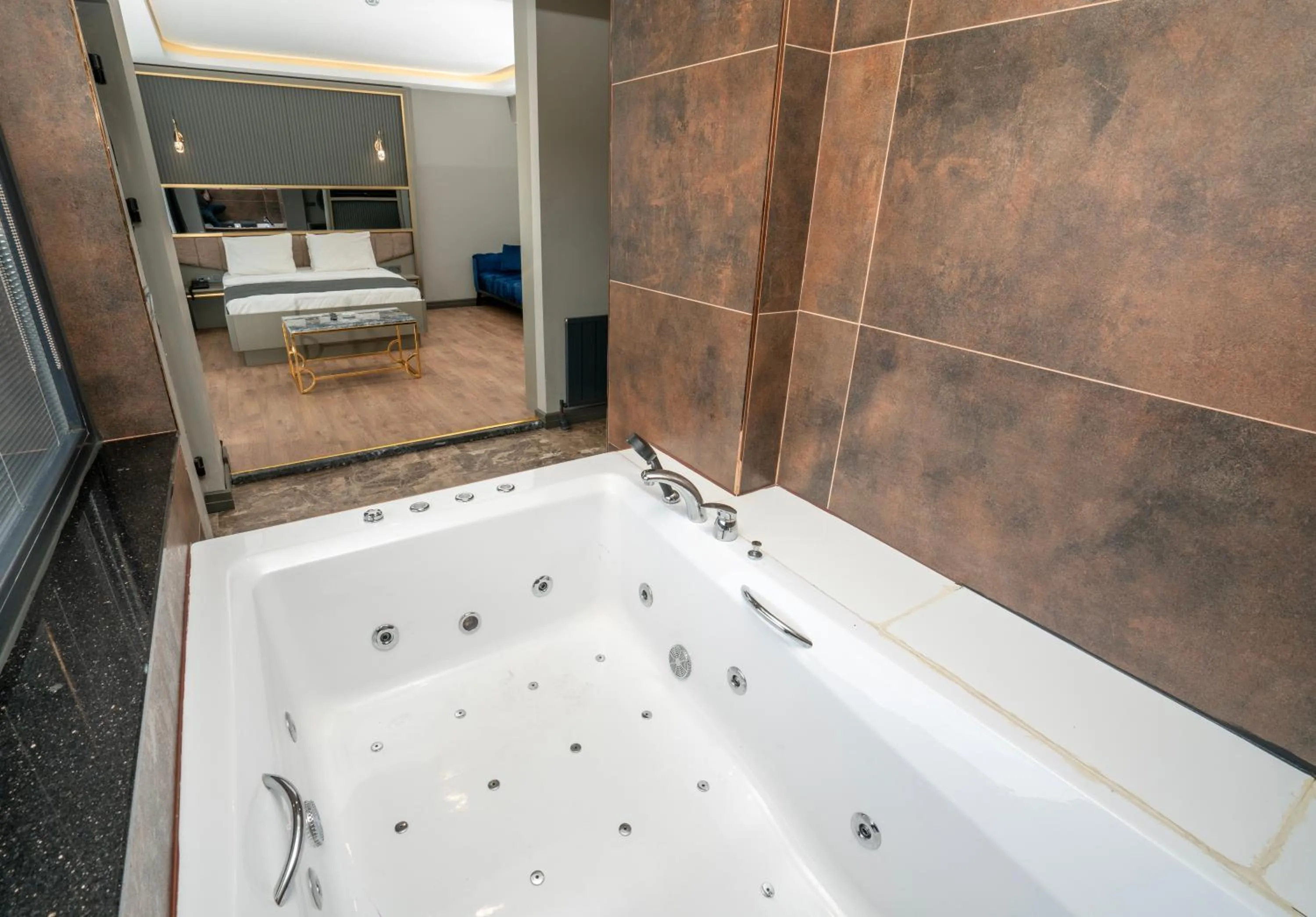 Bath in 216 Ruby Suite