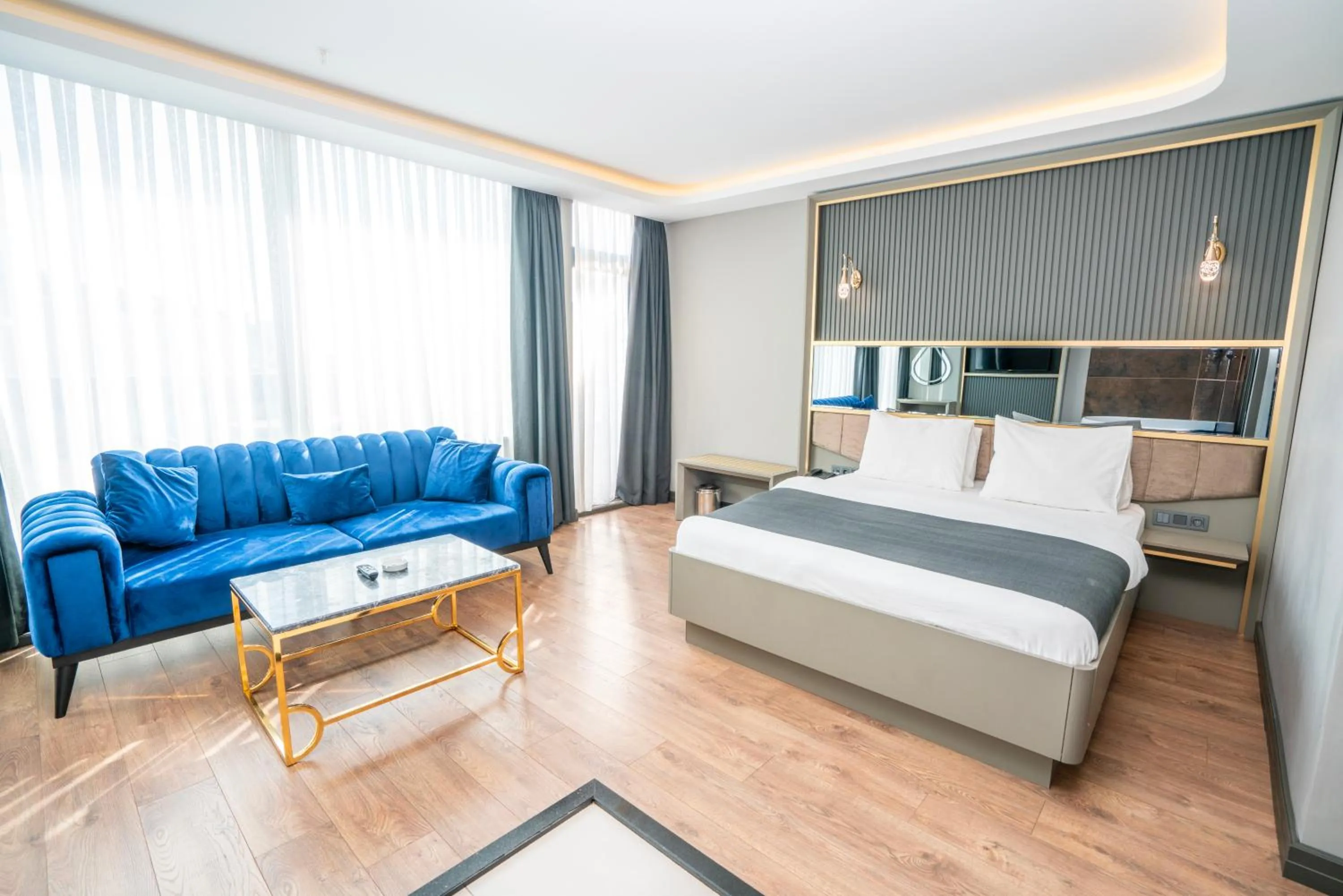 Bedroom, Bed in 216 Ruby Suite