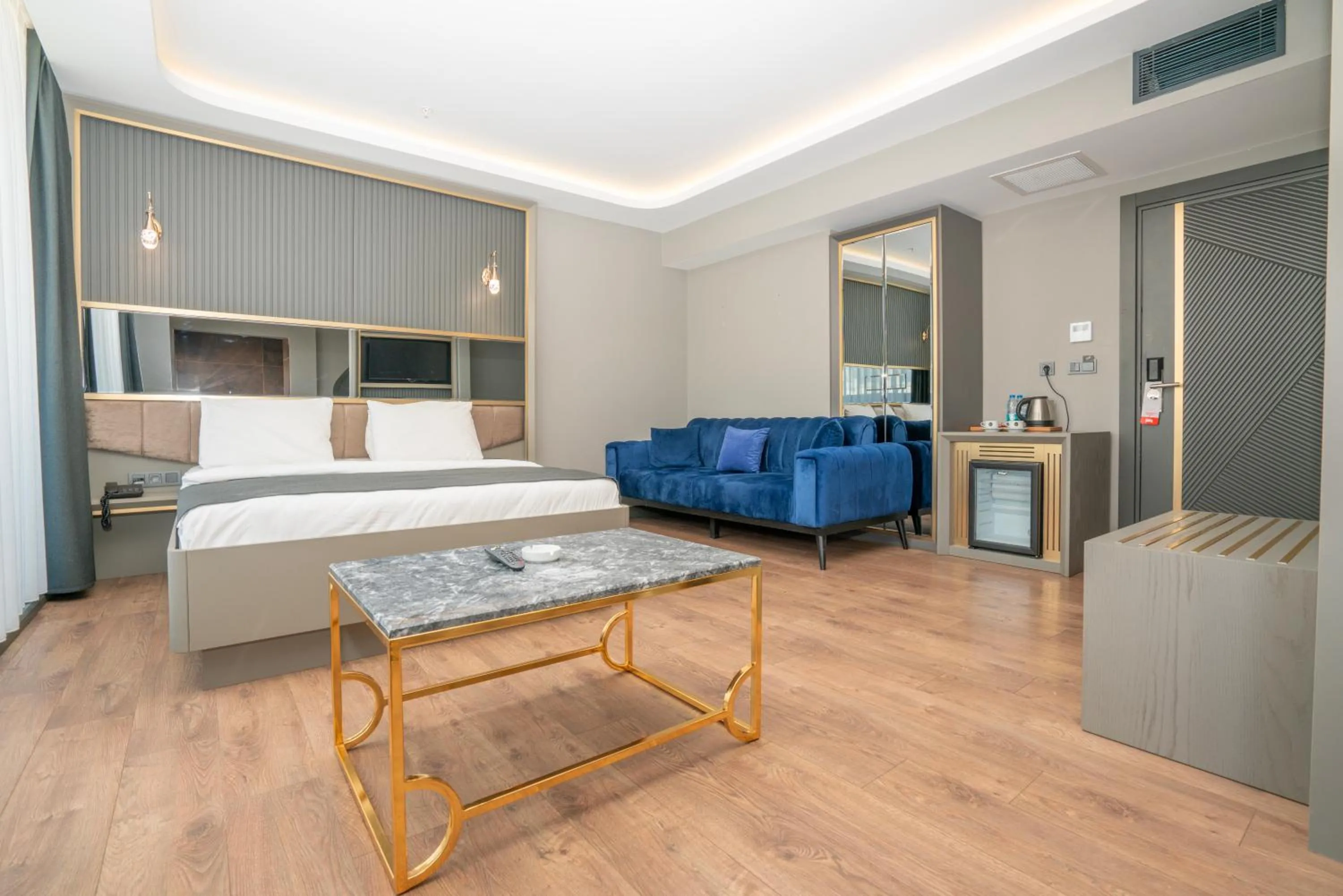 Seating area, Bed in 216 Ruby Suite