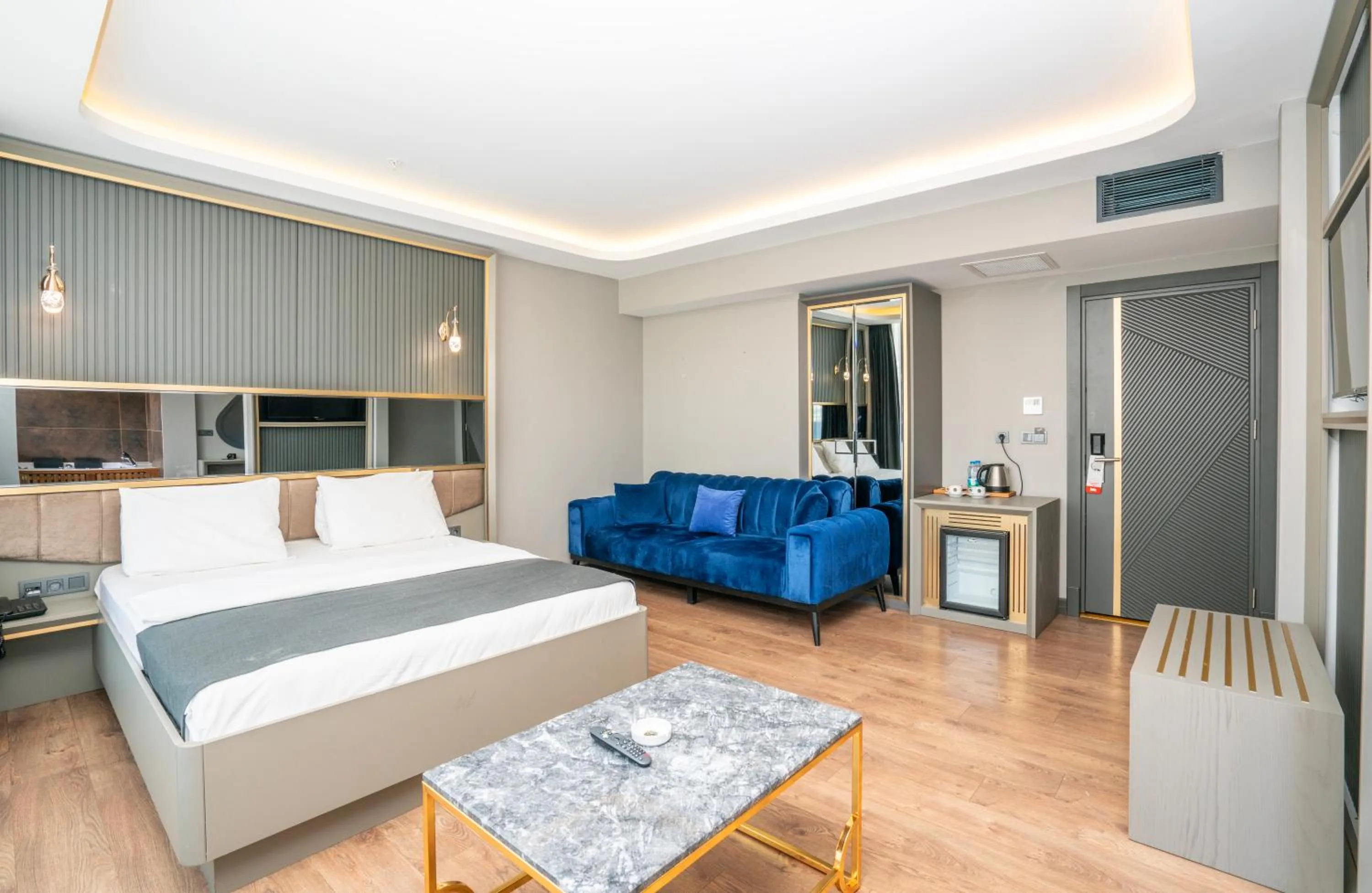 Seating area, Bed in 216 Ruby Suite