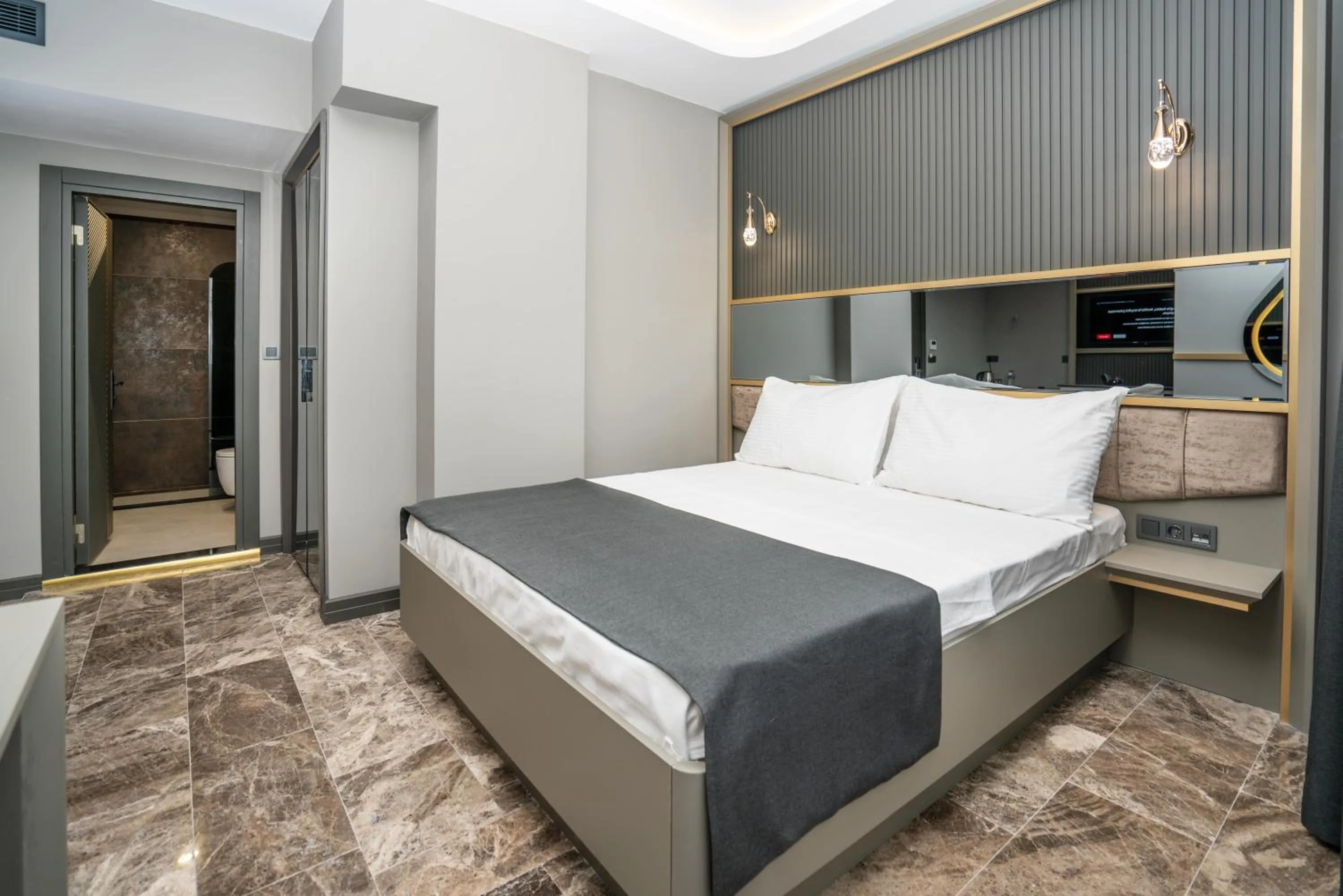 Bedroom, Bed in 216 Ruby Suite