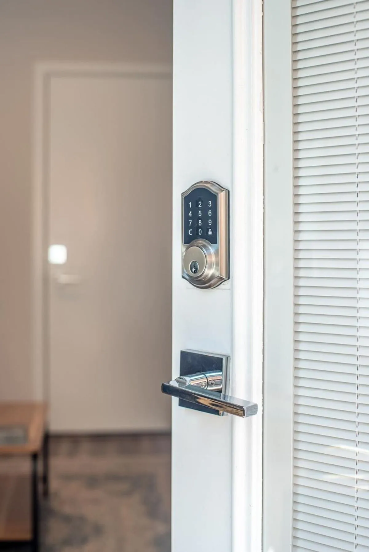 Walkable Apt Next to Restaurants, Bars, and Shops!