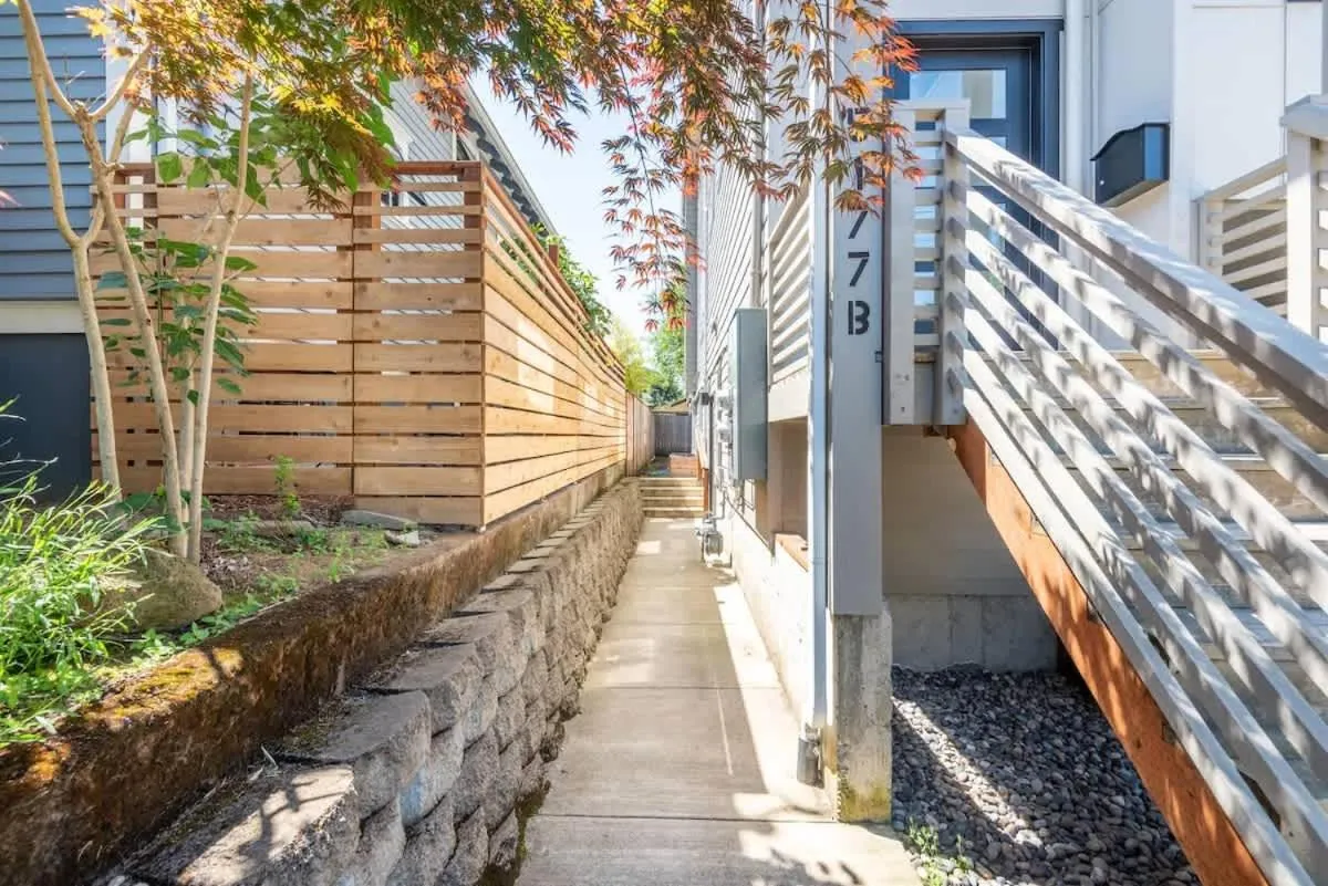 Walkable Apt Next to Restaurants, Bars, and Shops!