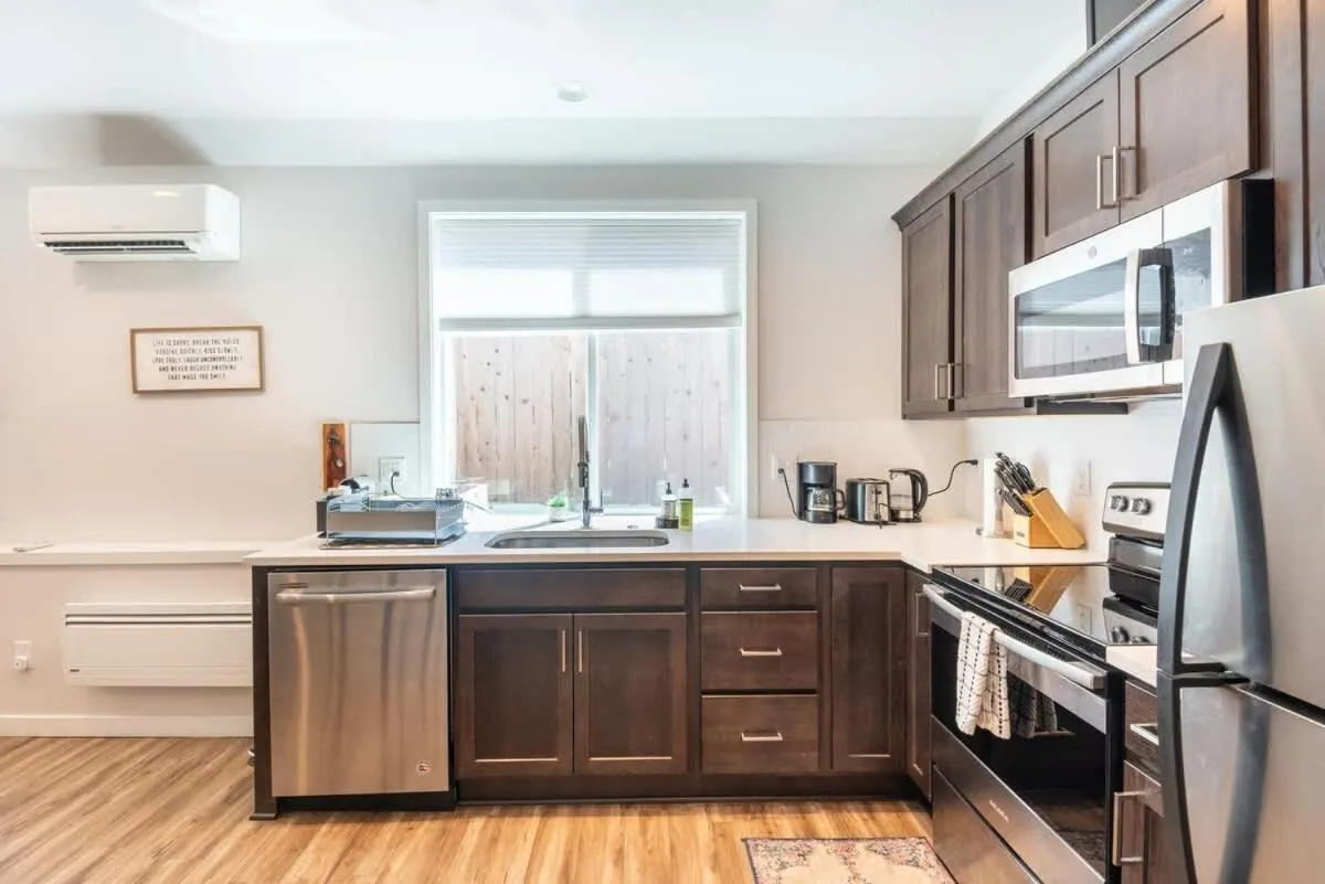 Walkable Apt Next to Restaurants, Bars, and Shops!