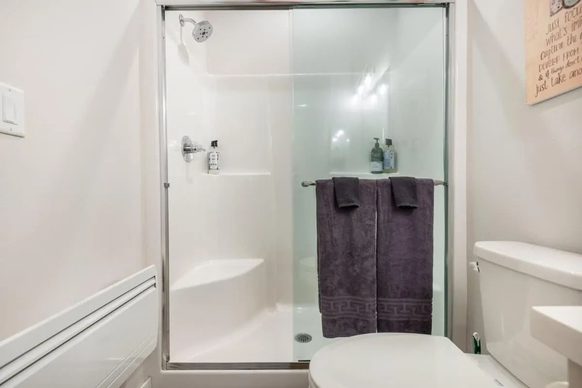 Walkable Apt Next to Restaurants, Bars, and Shops!