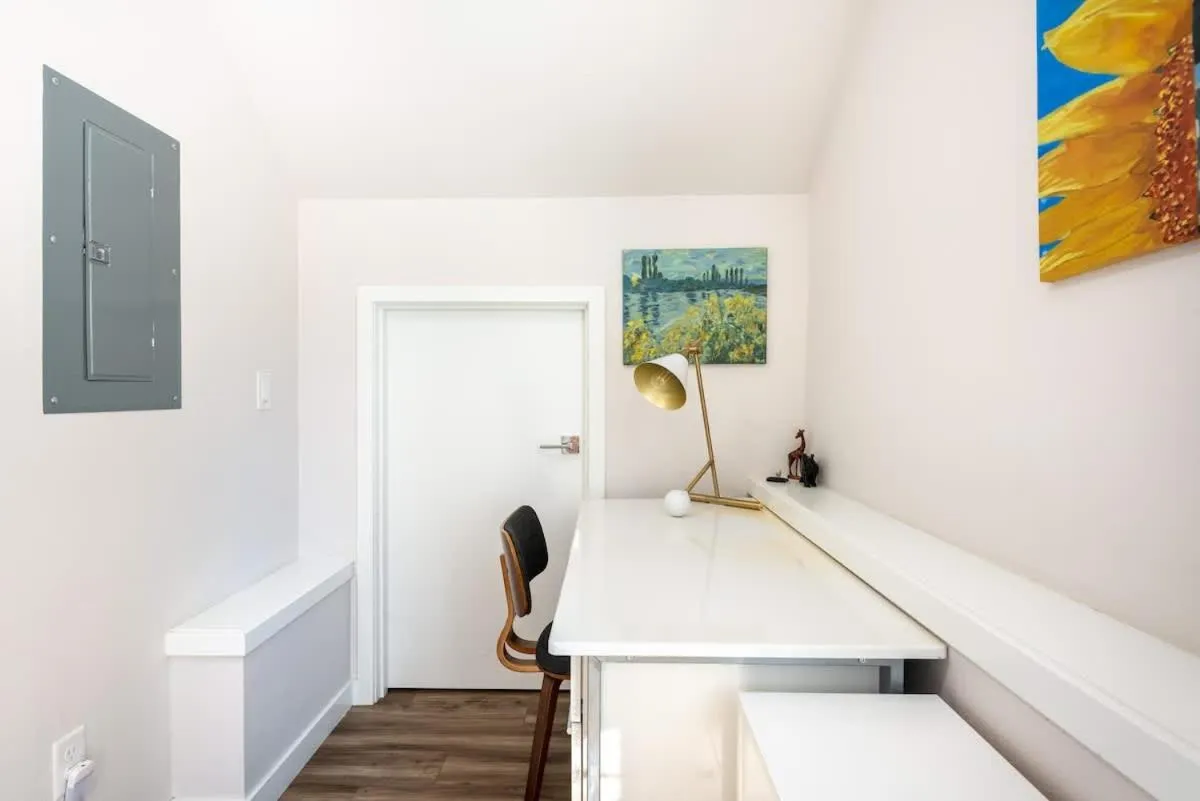 Walkable Apt Next to Restaurants, Bars, and Shops!