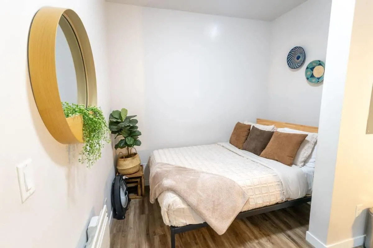 Bed in Walkable Apt Next to Restaurants, Bars, and Shops!