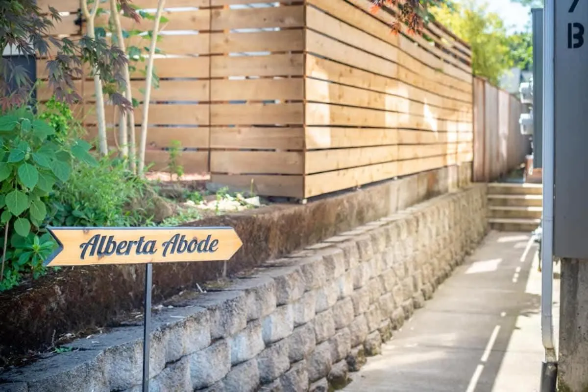 Walkable Apt Next to Restaurants, Bars, and Shops!