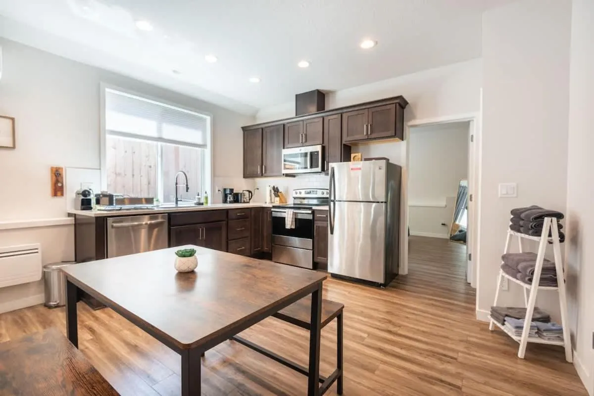 Walkable Apt Next to Restaurants, Bars, and Shops!