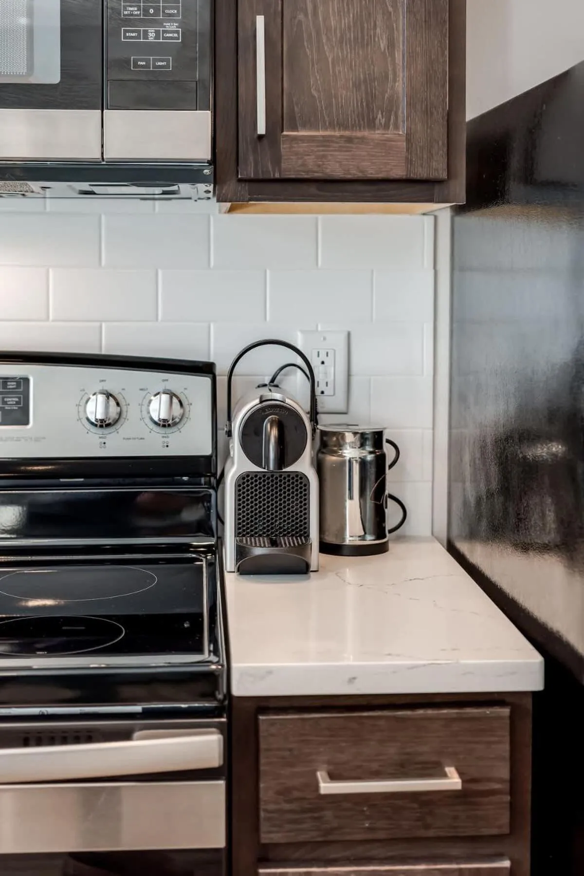 Walkable Apt Next to Restaurants, Bars, and Shops!