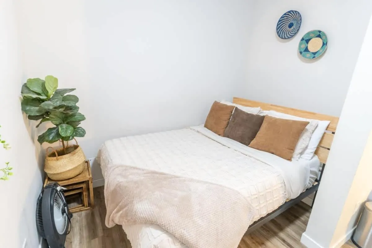 Bed in Walkable Apt Next to Restaurants, Bars, and Shops!