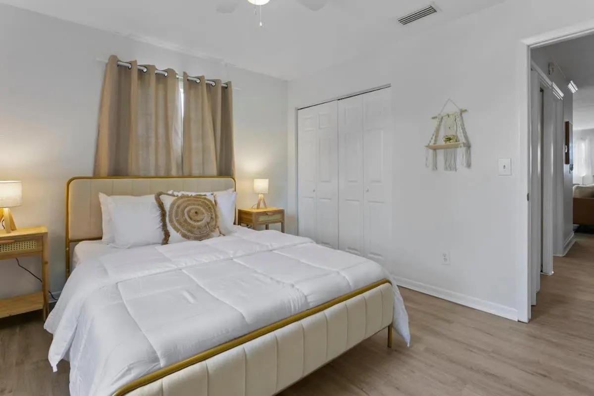 Bed in Boho Inspired Apt in the heart of Tampa Bay!