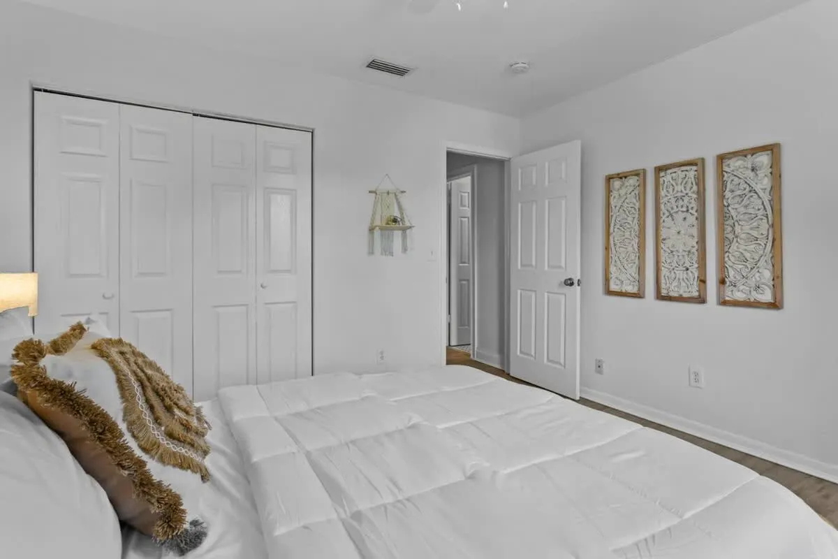 Bed in Boho Inspired Apt in the heart of Tampa Bay!