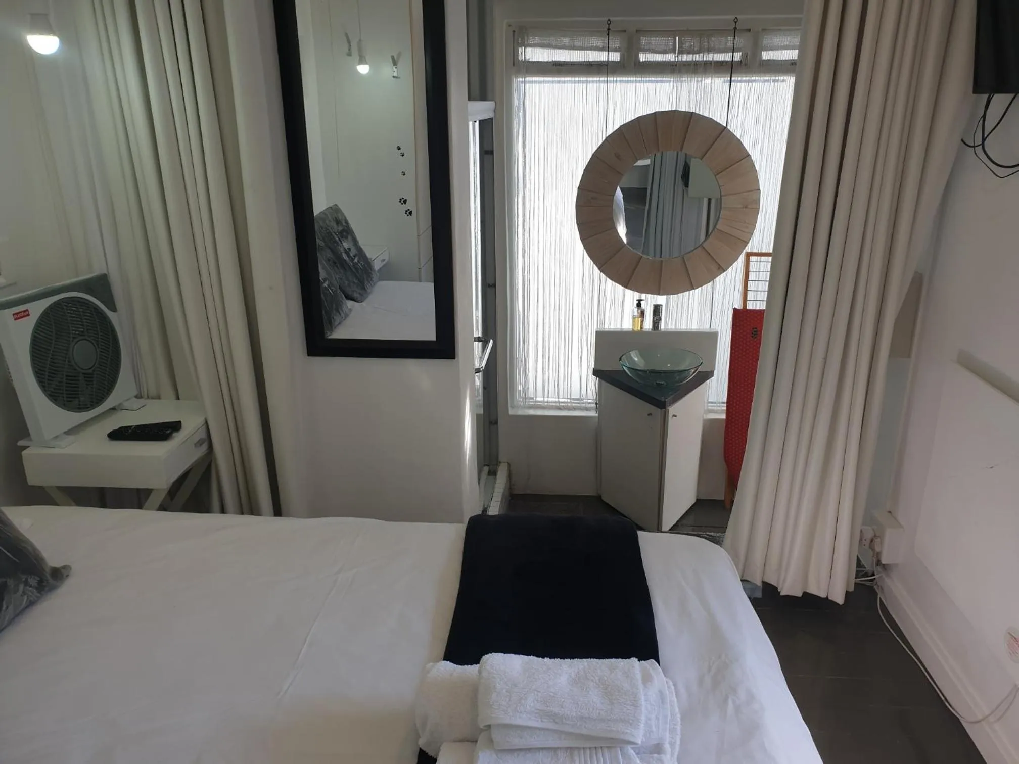 Bedroom, Bed in 4 on Highworth Apartments and Studios