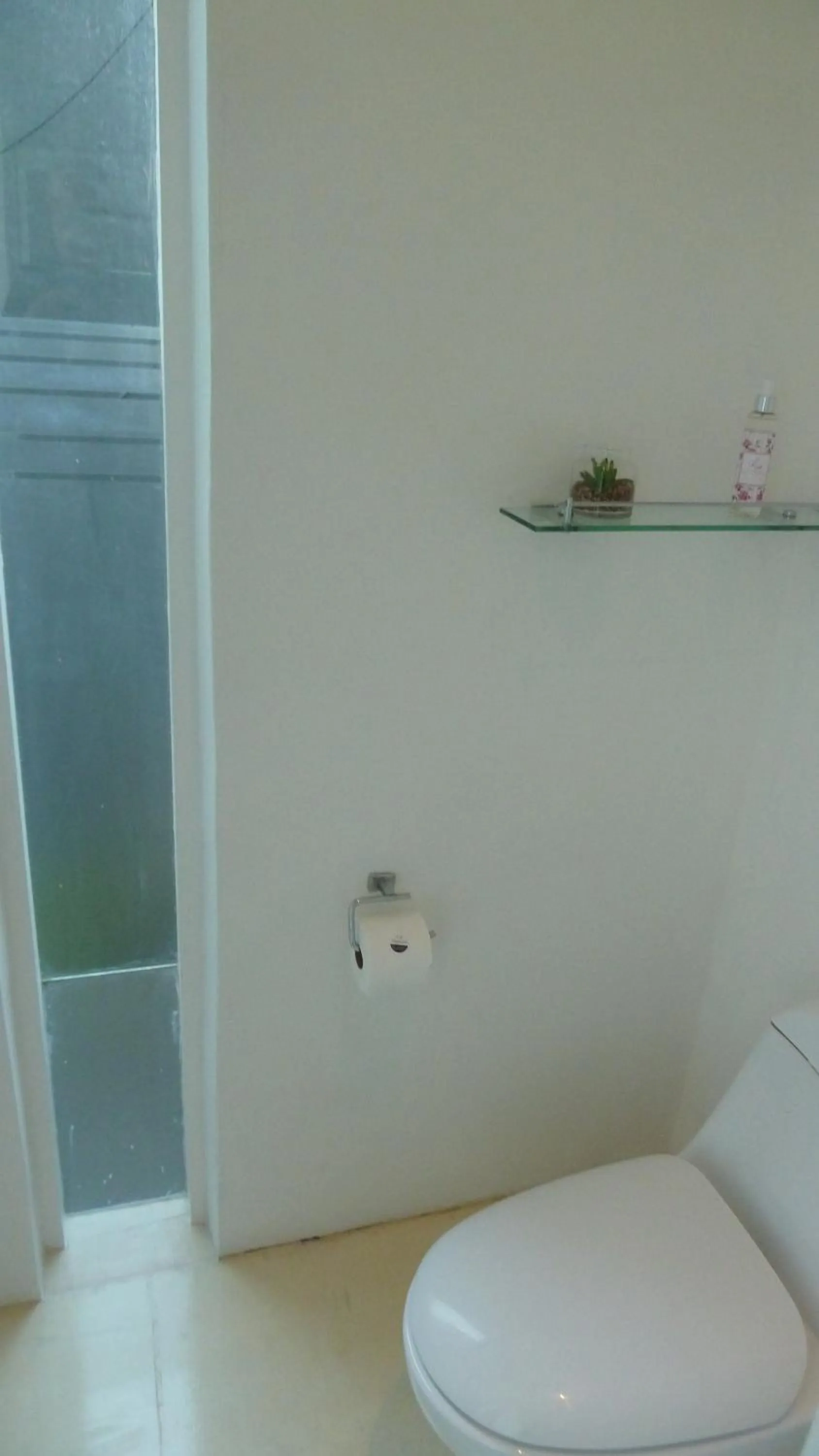 Toilet in 4 on Highworth Apartments and Studios