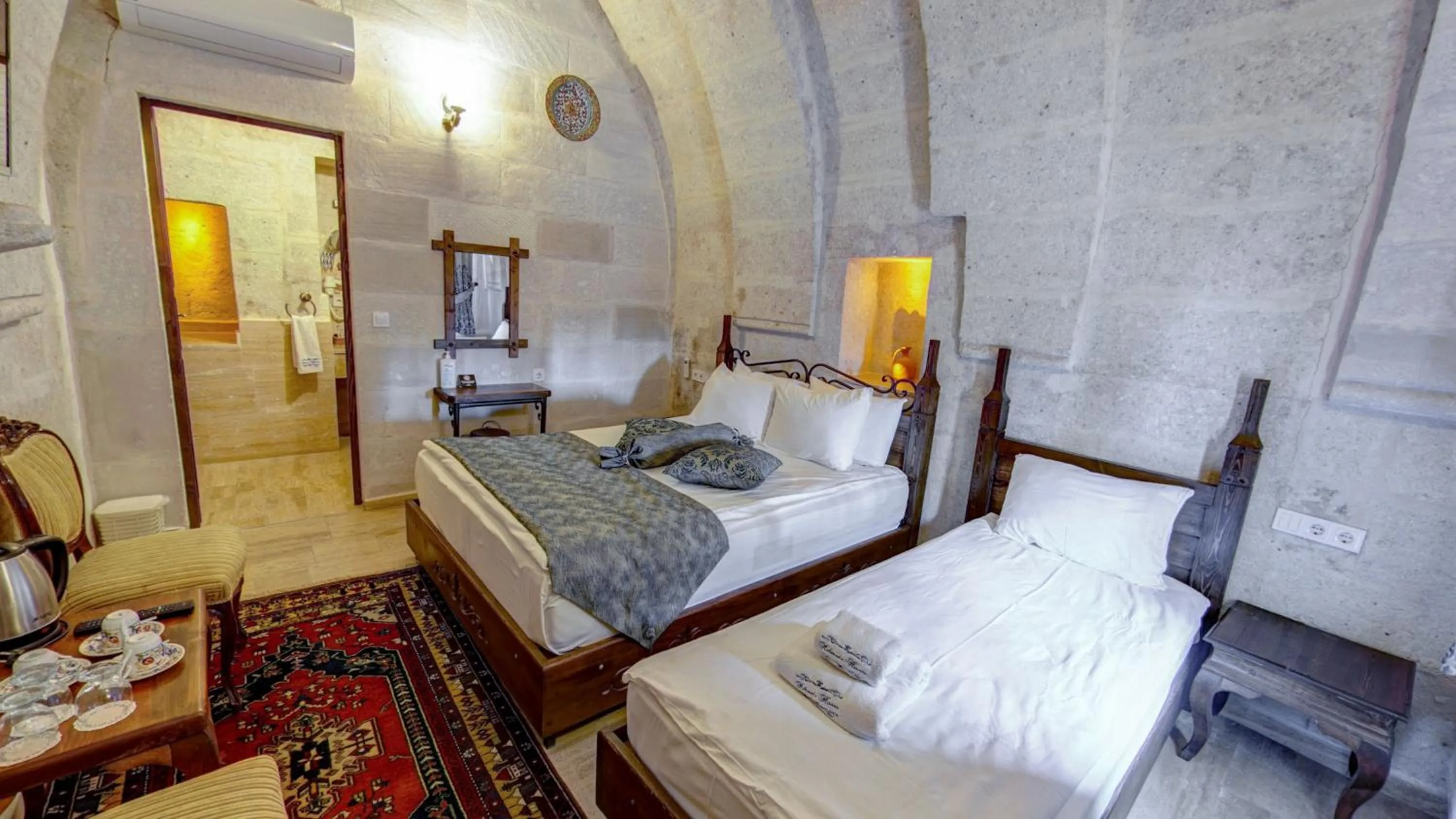 Photo of the whole room, Bed in Hikmet's House