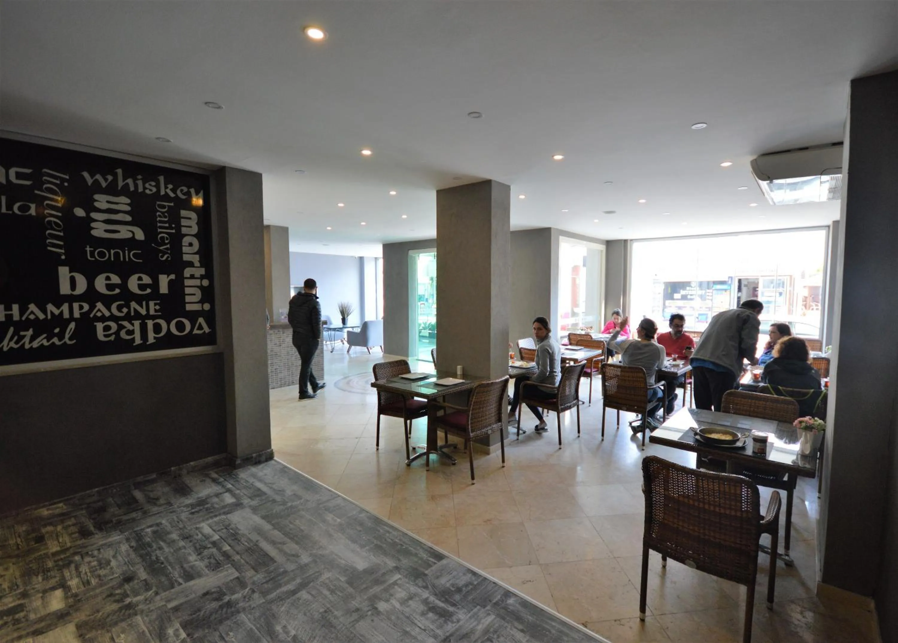 Restaurant/places to eat in The Hotel 48