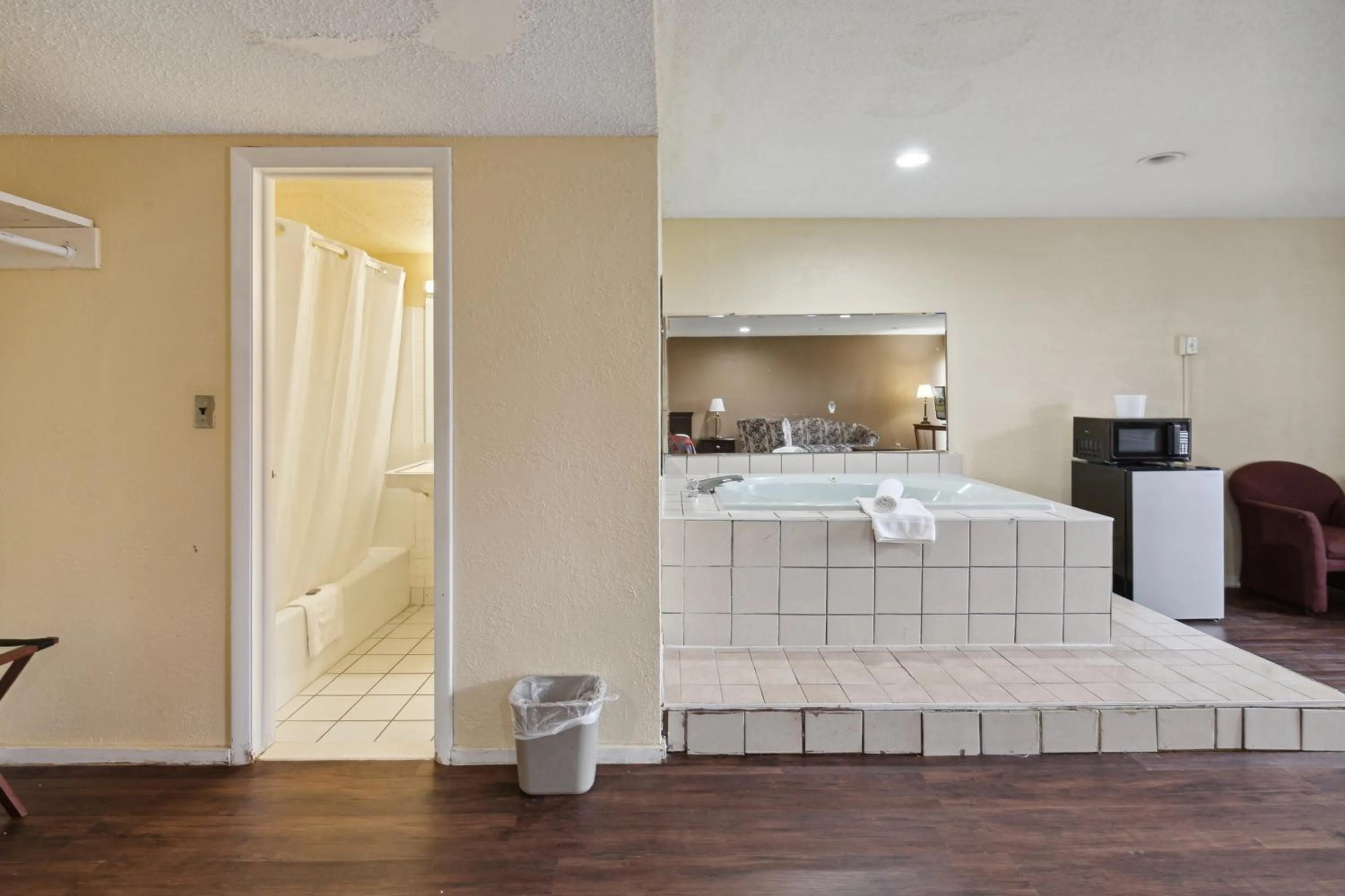 Hot Tub, Bed in Miami Suites