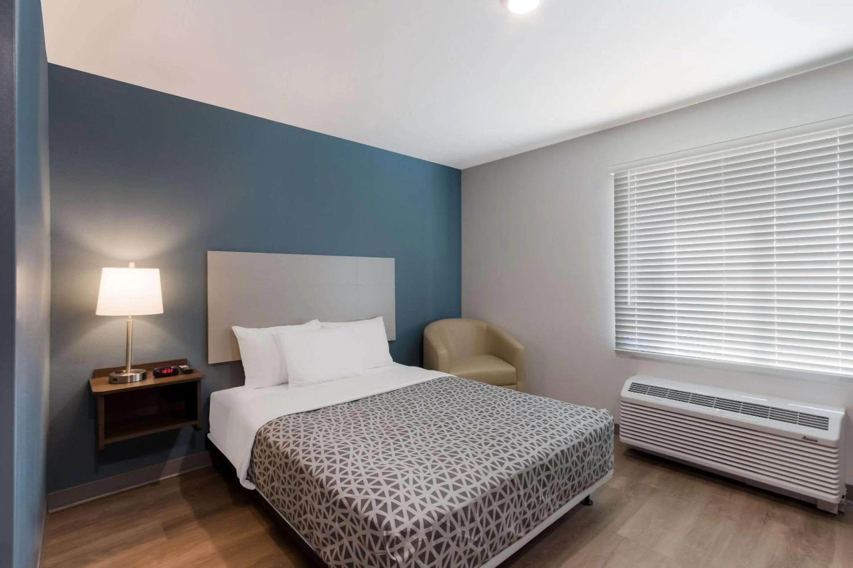 Bedroom, Bed in WoodSpring Suites Chandler Airport