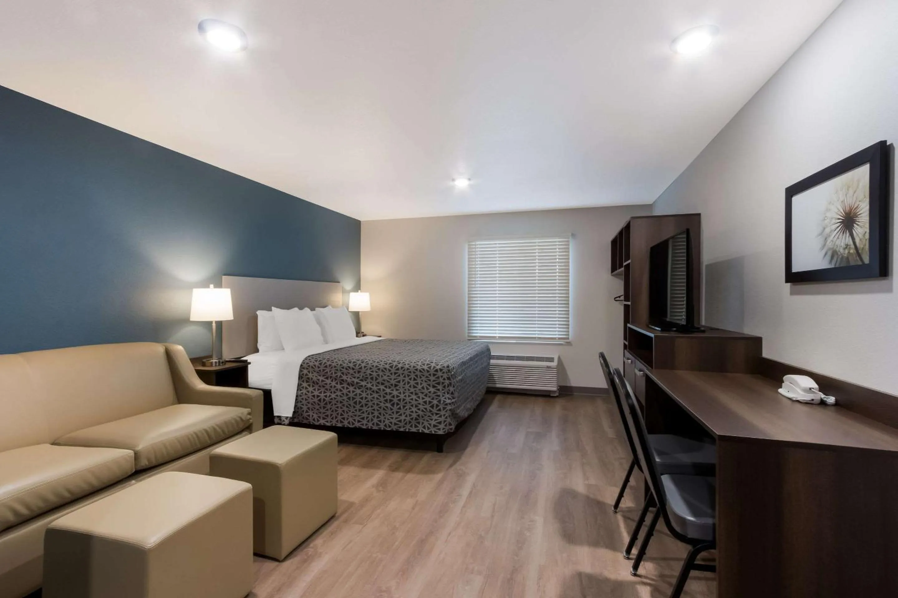Bedroom, Bed in WoodSpring Suites Chandler Airport