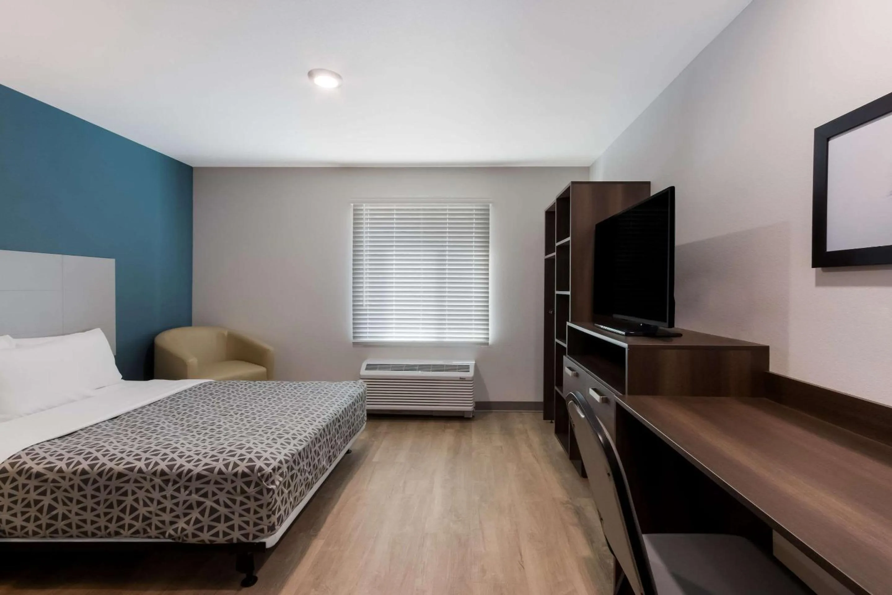 Bedroom, Bed in WoodSpring Suites Chandler Airport