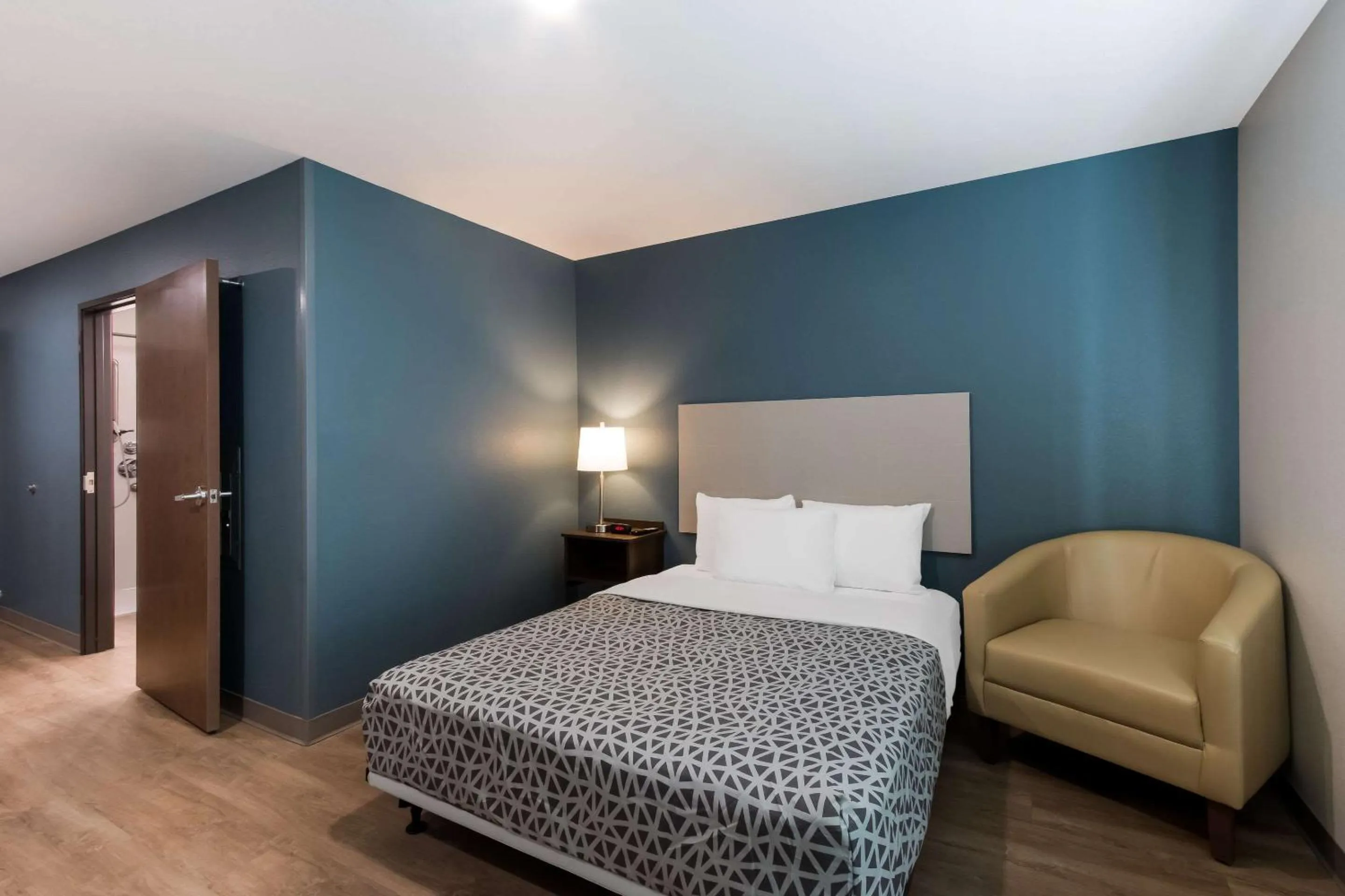 Bedroom, Bed in WoodSpring Suites Chandler Airport