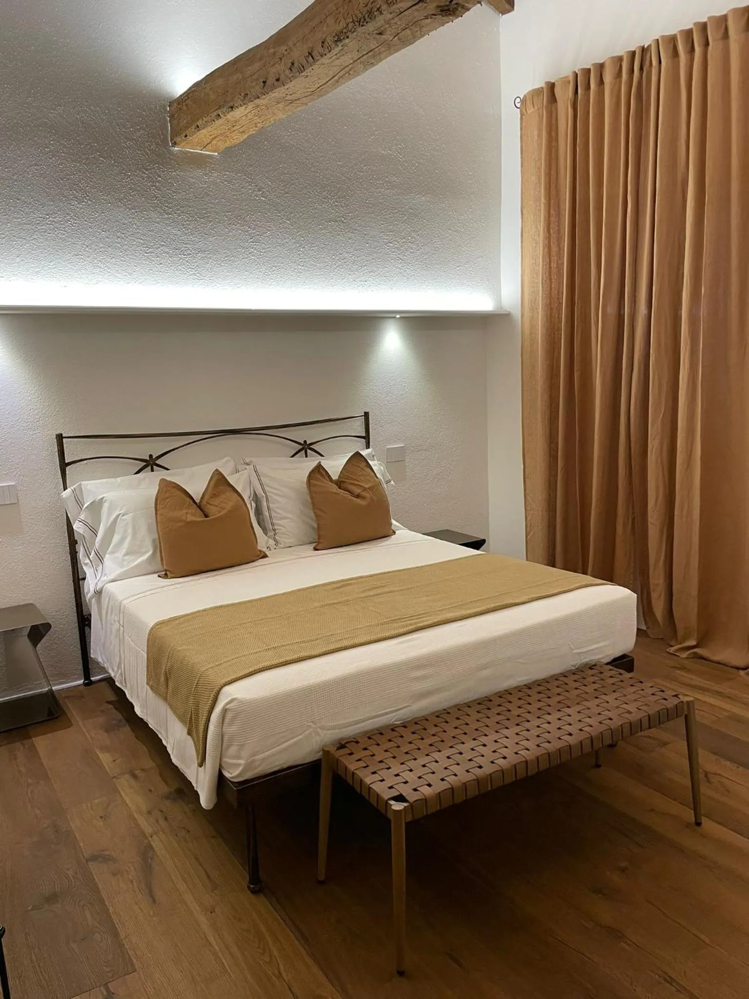 Bedroom, Bed in MontepulcianoLettings