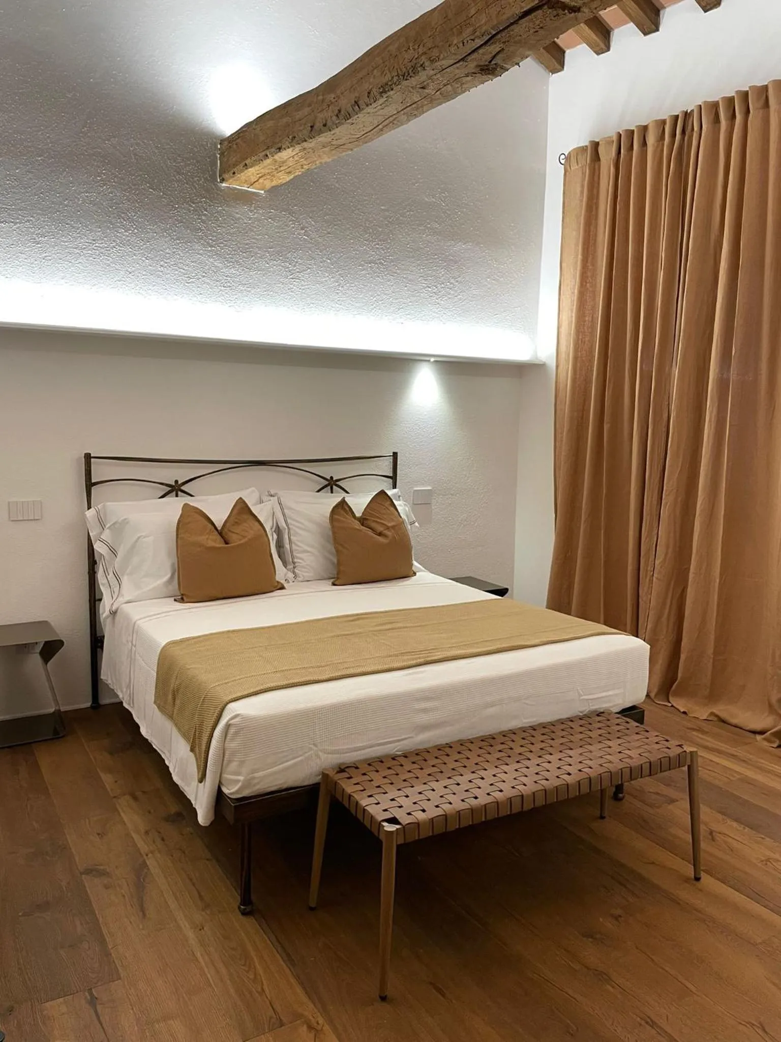 Bedroom, Bed in MontepulcianoLettings