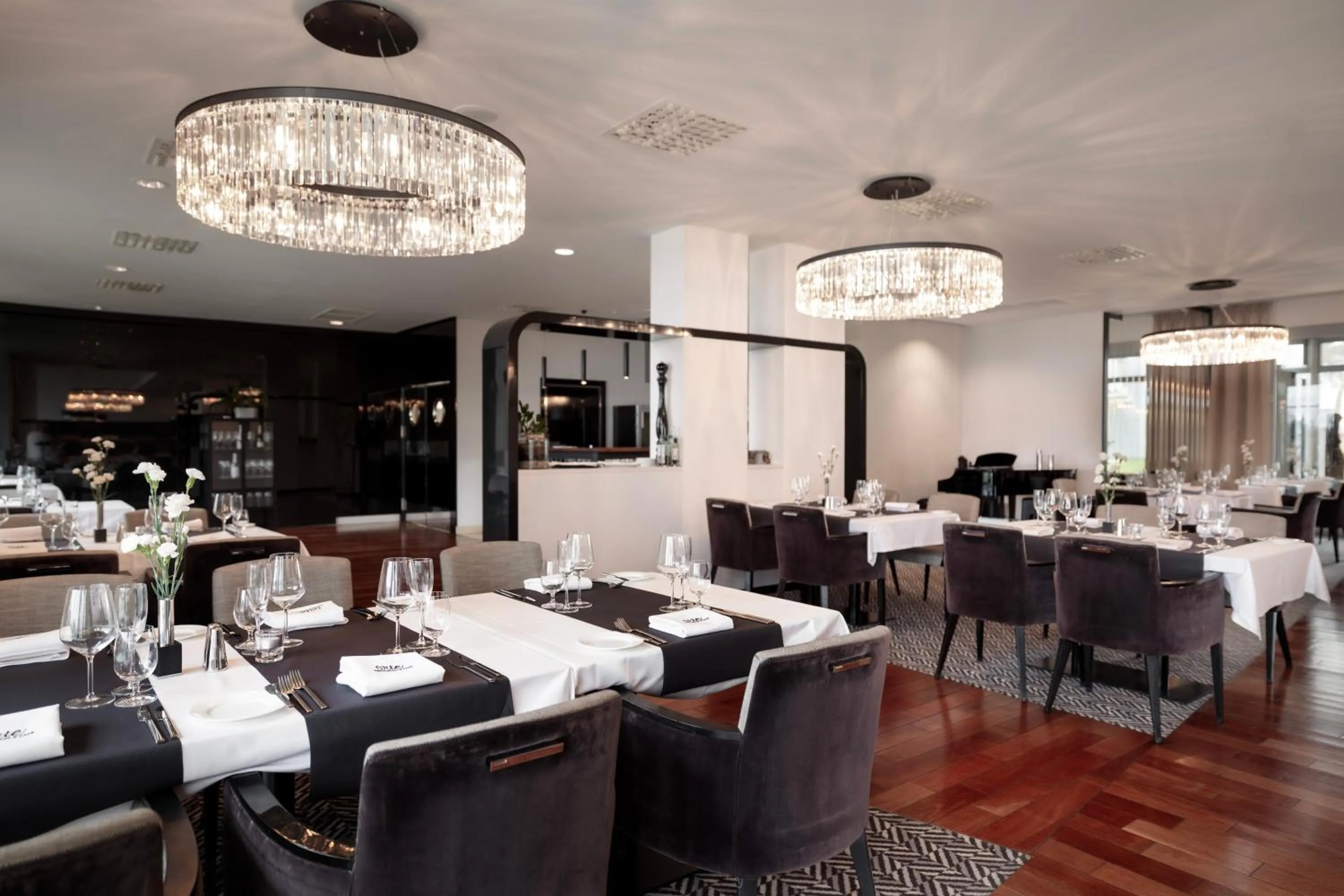 Restaurant/places to eat in Diune Hotel by Zdrojowa